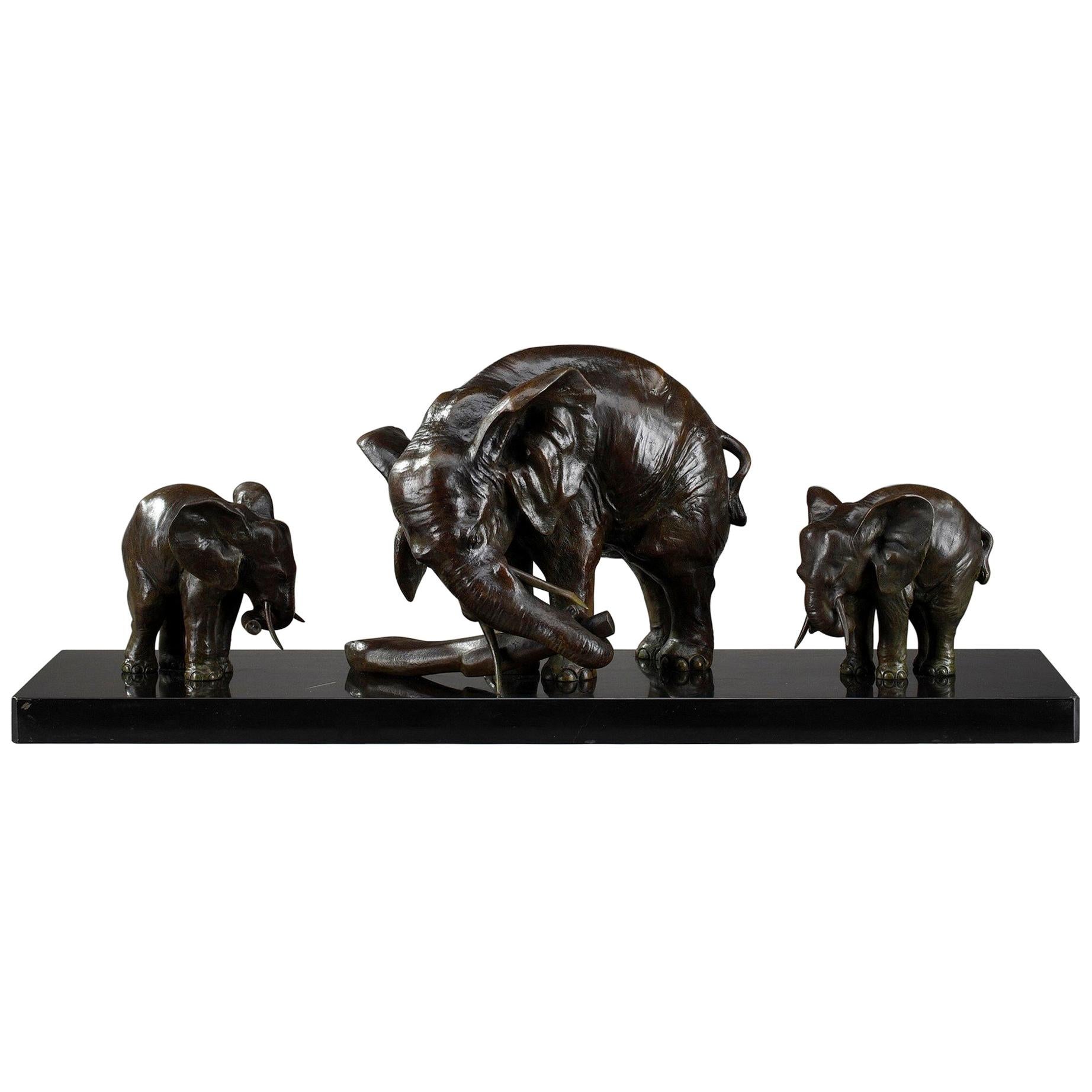 Éléphant Art Déco avec ses deux bébés éléphants par Ulisse Caputo en vente