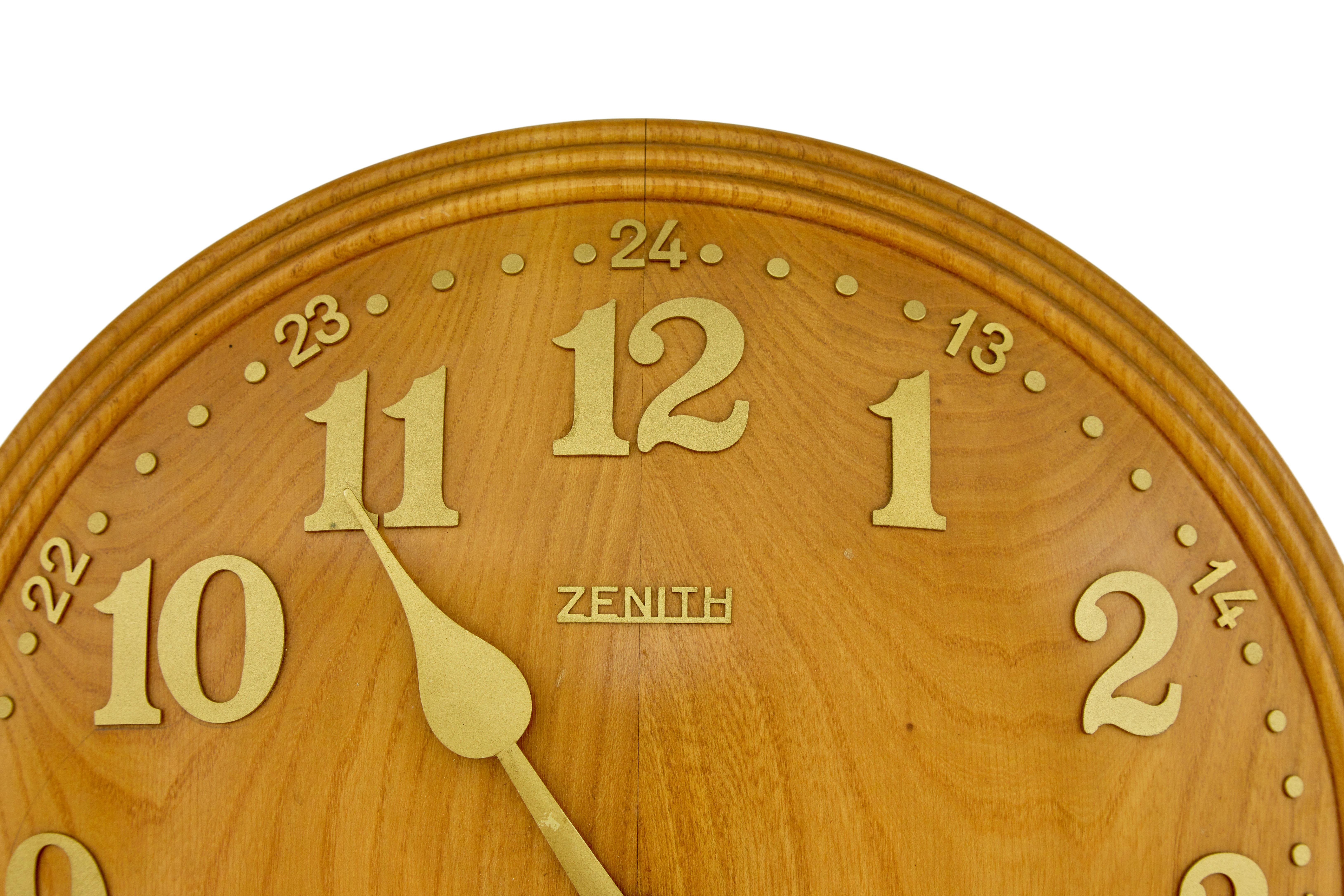 Wanduhr im Art-déco-Stil von Zenith, um 1930.

Bekannte Schweizer Wanduhr im Art-Deco-Stil, die von Heal's in den 1930er Jahren vertrieben wurde. Konvex geformtes, rundes Ziffernblatt mit geformtem Rand. Verziert mit applizierten Messingziffern und
