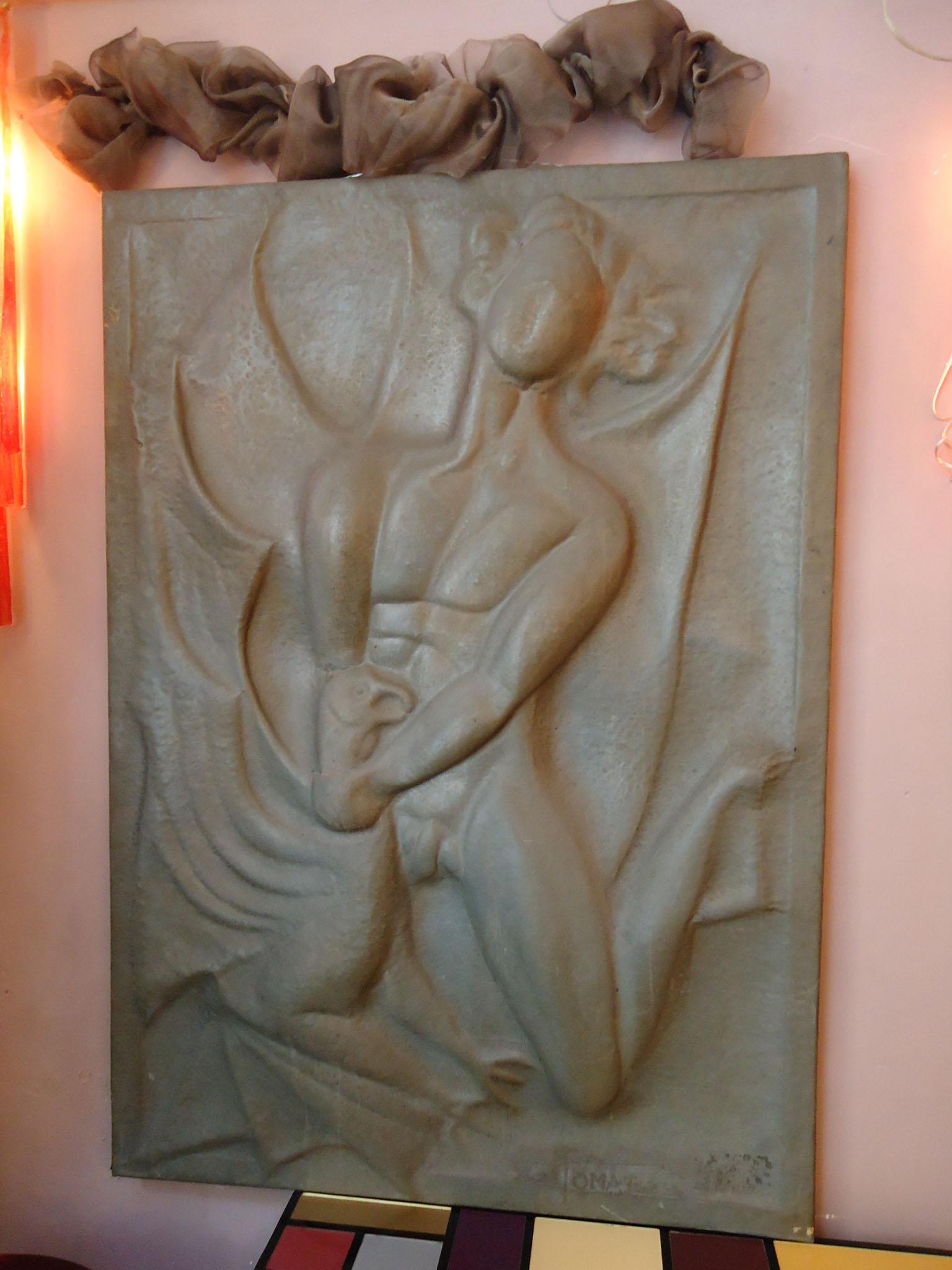 Sculpture Art Déco en étain repoussé représentant un garçon nu avec un aigle, signée par Foma.