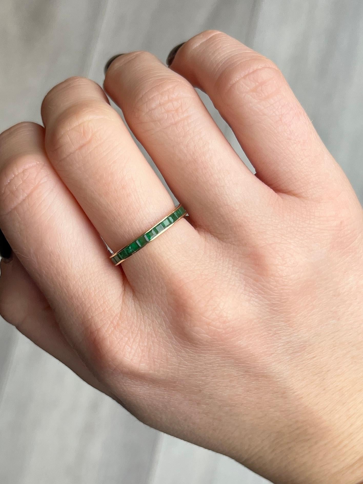Eternity-Ring aus Smaragd und 14 Karat Gold mit Smaragd im Art déco-Stil (Carréeschliff) im Angebot
