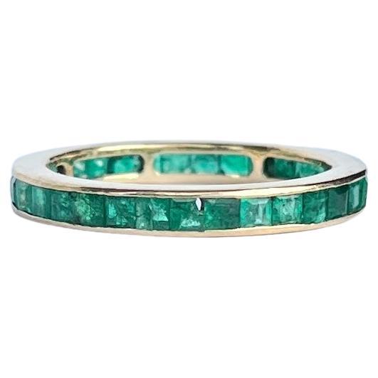 Die Smaragde, die in diesem 18-karätigen Goldband gefasst sind, haben einen quadratischen Schliff von 33 und messen jeweils 5 pts. Sie sind wunderschön helle Steine. Smaragd insgesamt ca. 1,4ct.

Ringgröße: O 1/2 oder 7 1/2 
Breite des Bandes: 3mm