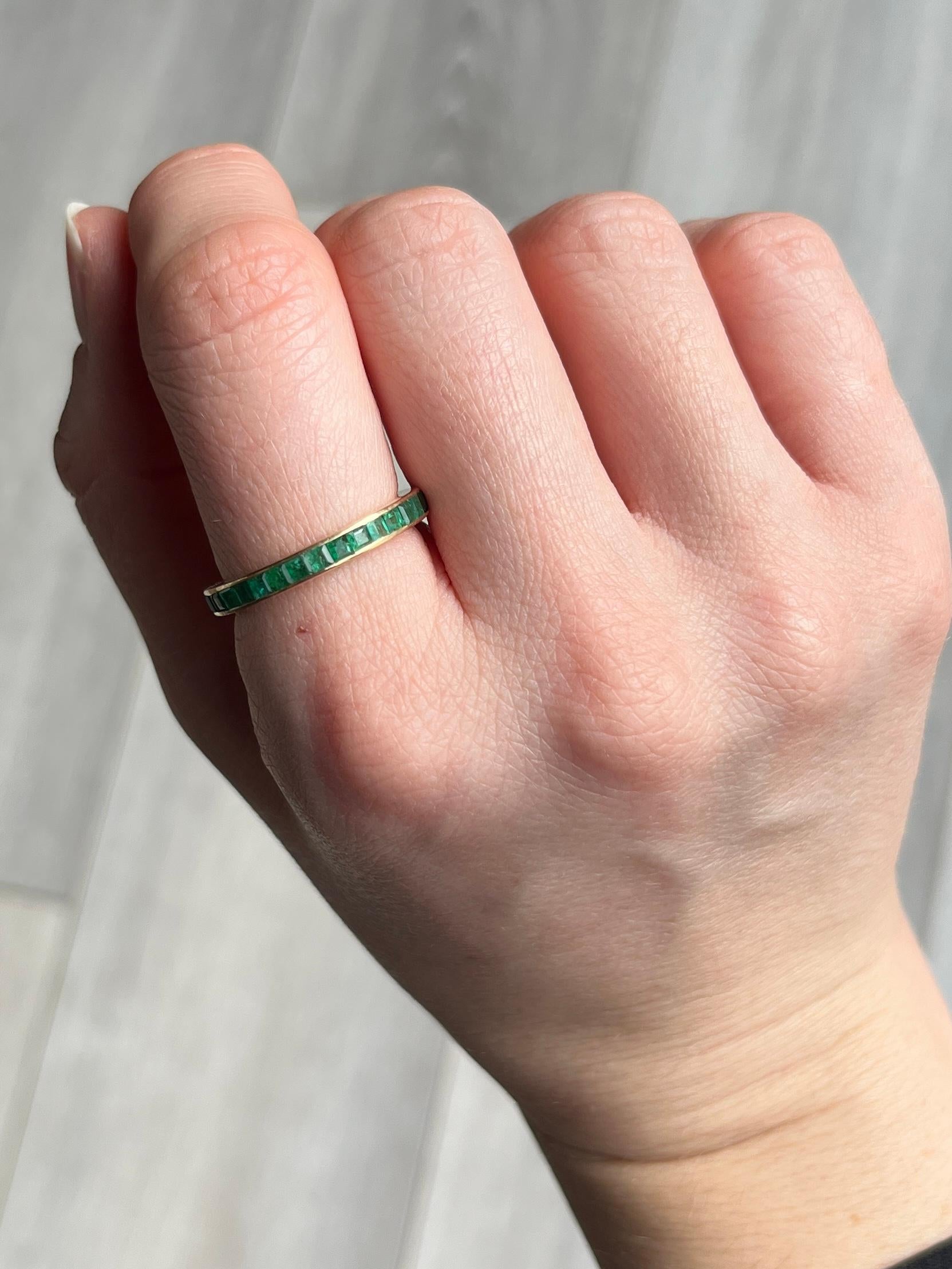 Art Deco Emerald and 18 Carat Gold Eternity Band In Good Condition For Sale In Chipping Campden, GB