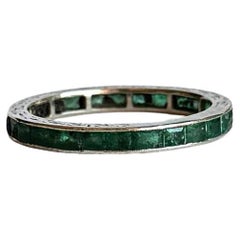 Art Deco Smaragd und 18 Karat Weißgold Eternity Band