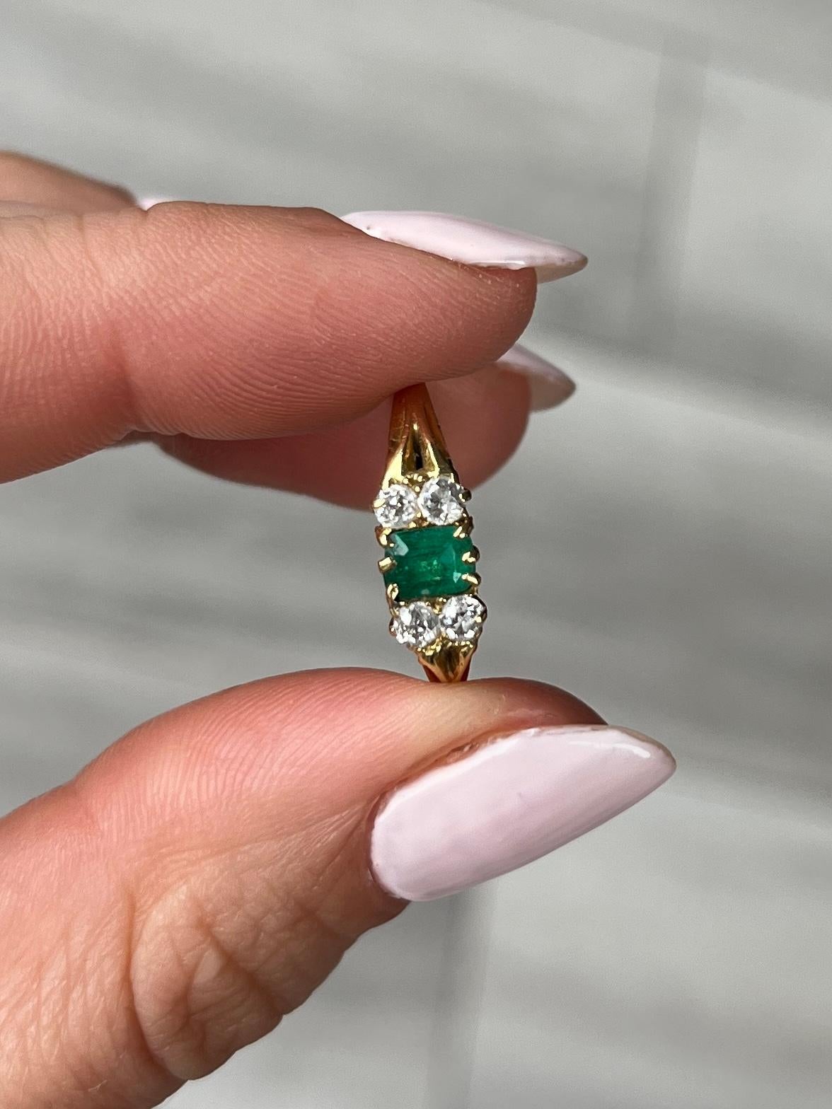 Lo smeraldo centrale è così luminoso e bello e misura 40pts. Ai suoi lati ci sono coppie di diamanti taglio old mine che brillano e che misurano 7pt ciascuno. L'anello è realizzato in oro 18ct.

Misura dell'anello: L 1/2 o 6
Altezza dal dito: 3
