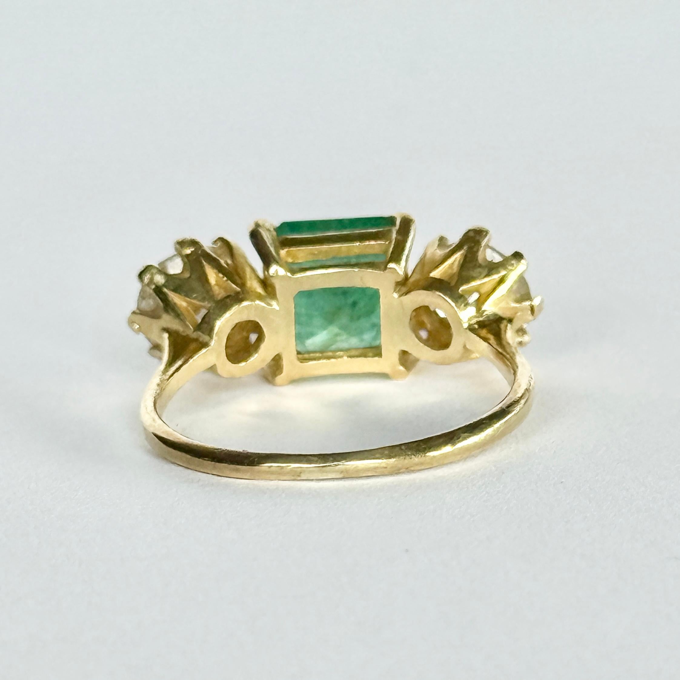 Lo smeraldo centrale è così luminoso e bello e misura circa 2 carati. Ai lati ci sono due diamanti brillanti che misurano circa 1 carato ciascuno. L'anello è realizzato in oro 18ct.

Misura dell'anello: O 1/2 o 7 1/2 
Altezza dal dito: 5 mm

Peso: