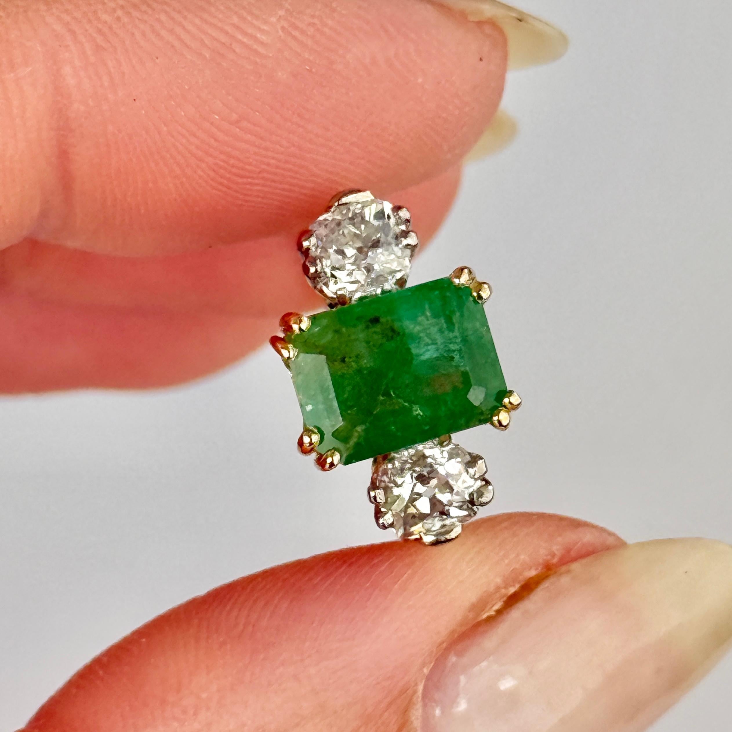 Lo smeraldo centrale è così luminoso e bello e misura circa 80pt. Ai lati ci sono due diamanti brillanti che misurano circa 40pt ciascuno. L'anello è realizzato in oro 18ct.

Misura dell'anello: O o 7 1/4 
Altezza dal dito: 6 mm

Peso: 3.3 g