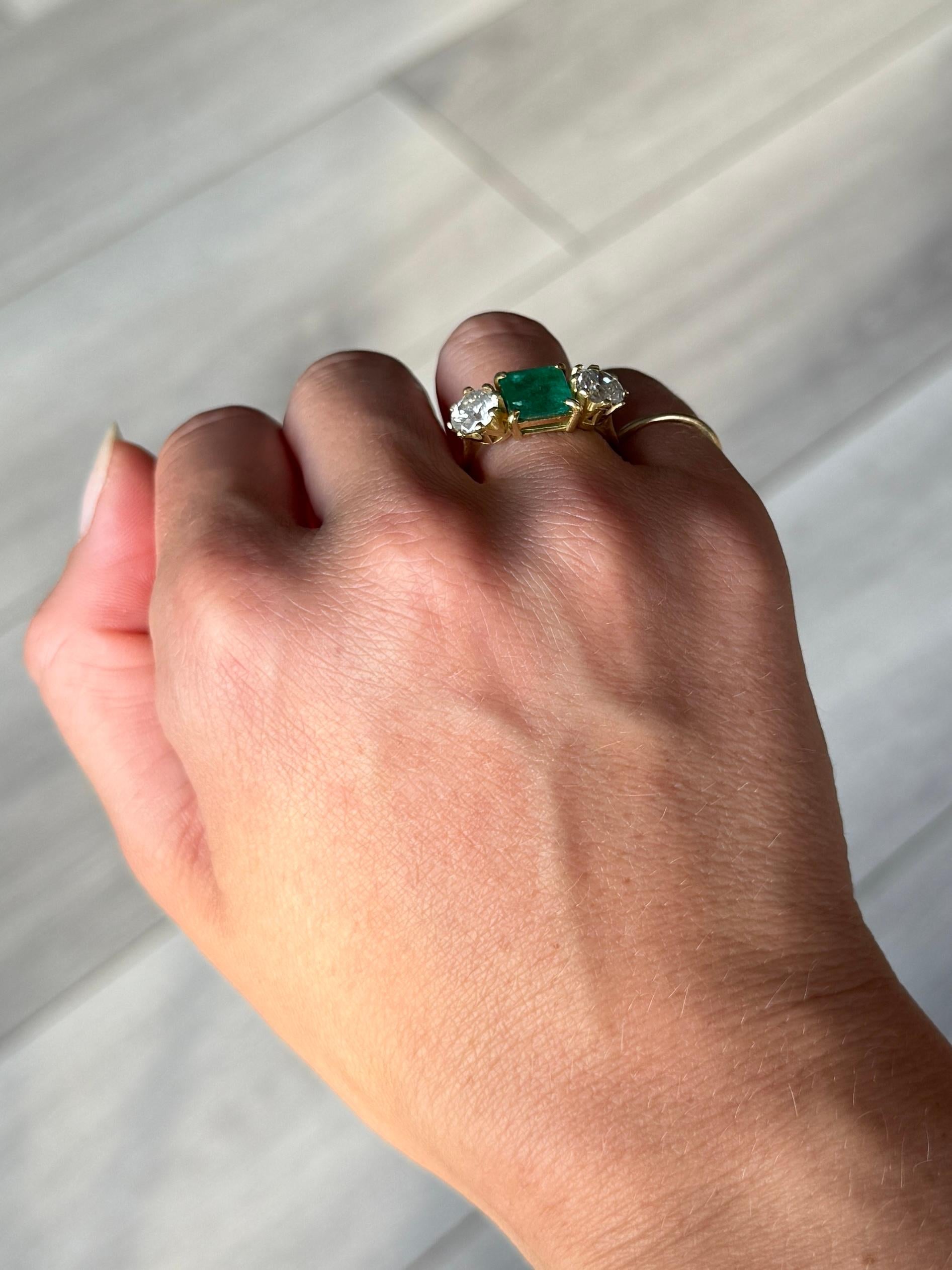 Taglio smeraldo Anello a tre pietre in oro 18 carati con smeraldo e diamante Art Deco in vendita