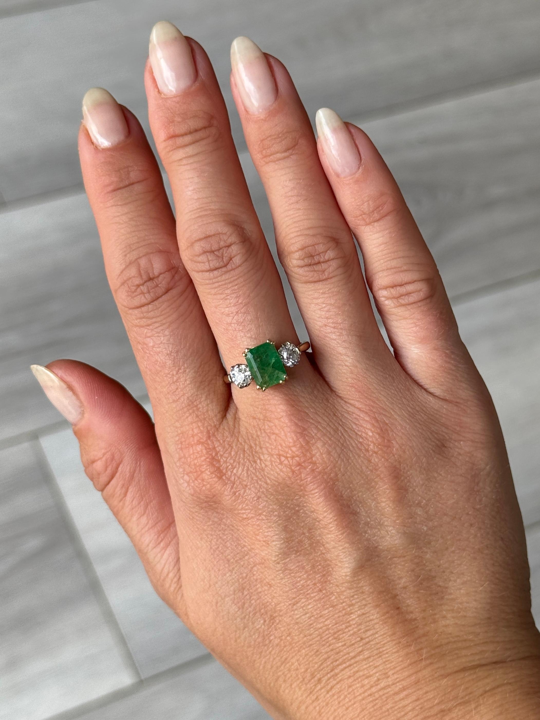 Taglio smeraldo Anello a tre pietre in oro 18 carati con smeraldo e diamante Art Deco in vendita