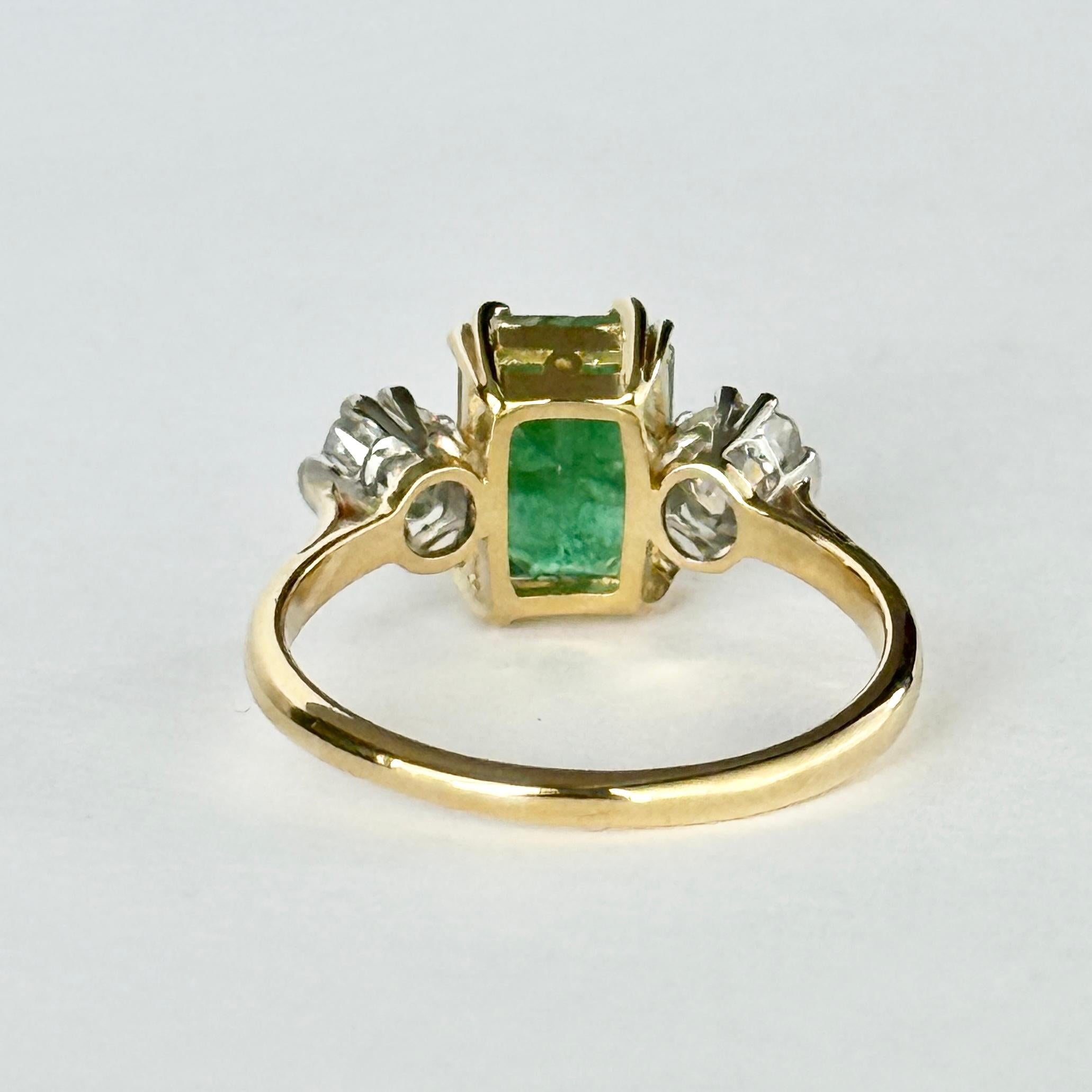 Anello a tre pietre in oro 18 carati con smeraldo e diamante Art Deco In condizioni buone in vendita a Chipping Campden, GB