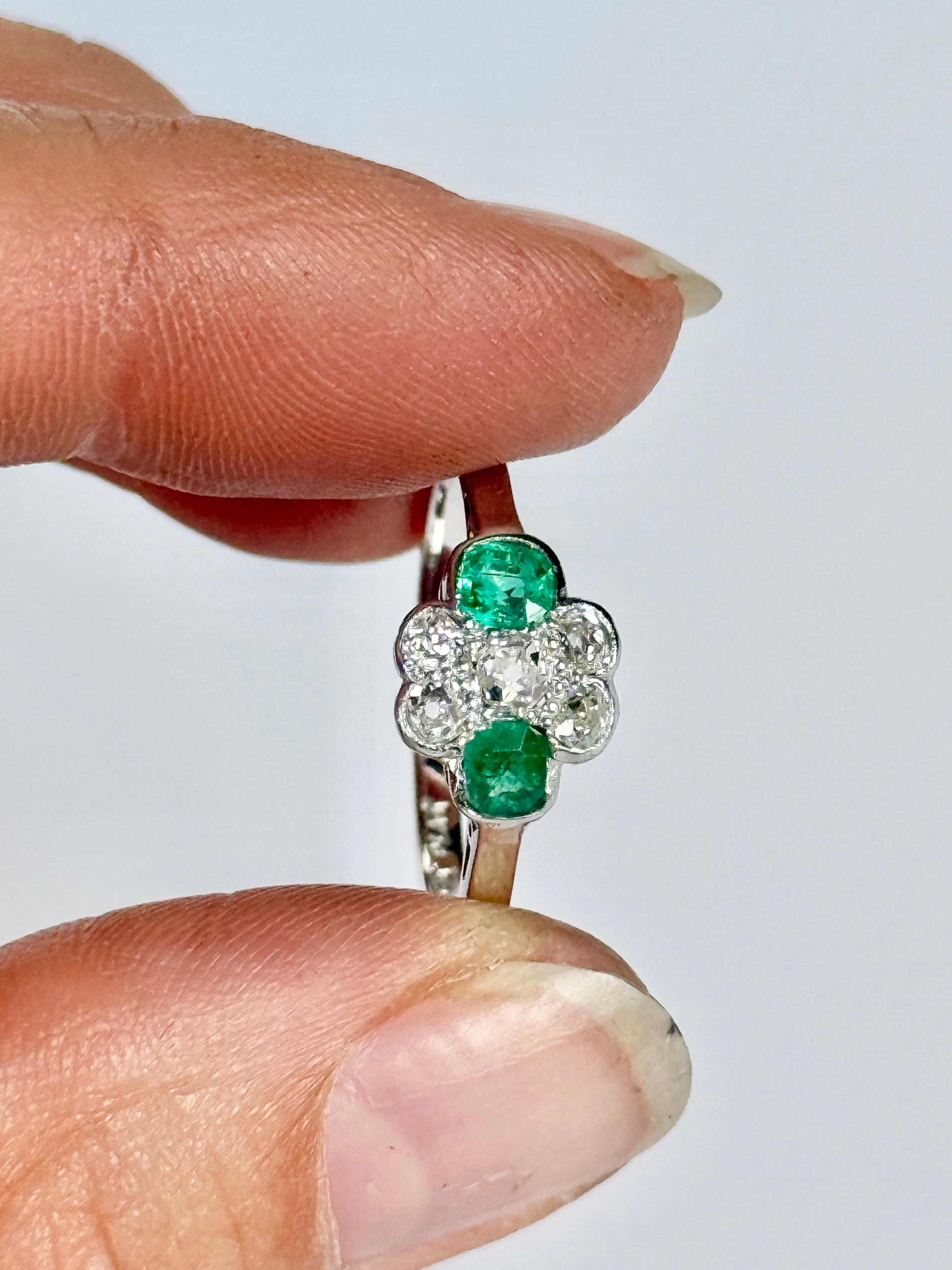 I diamanti taglio old mine incastonati in questo anello sono così luminosi e scintillanti. Il totale del diamante è di 45 punti. Gli smeraldi sono luminosi e misurano 20pt ciascuno. L'anello è realizzato in oro bianco da 18 carati e le pietre sono