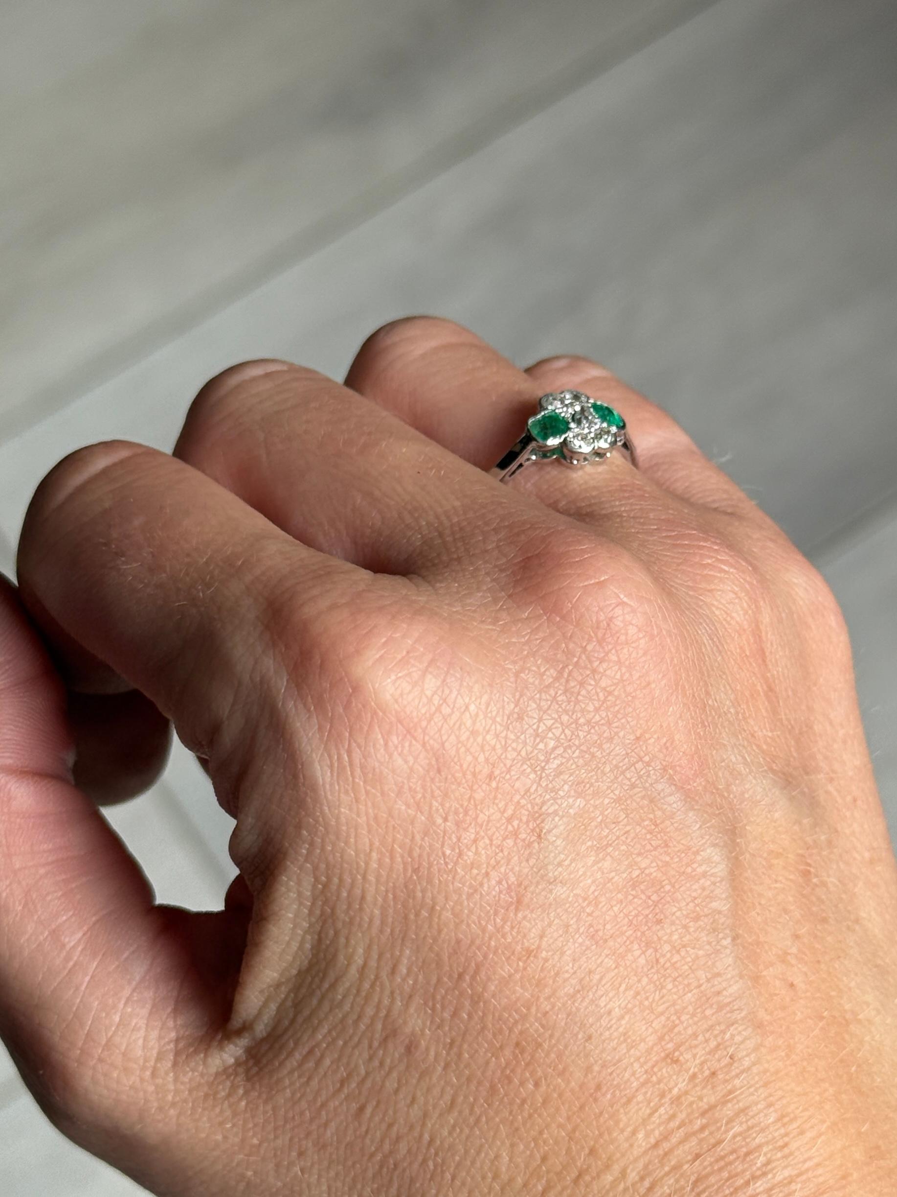 Donna Anello Art Deco con smeraldo e diamante in oro bianco e platino da 18 carati in vendita