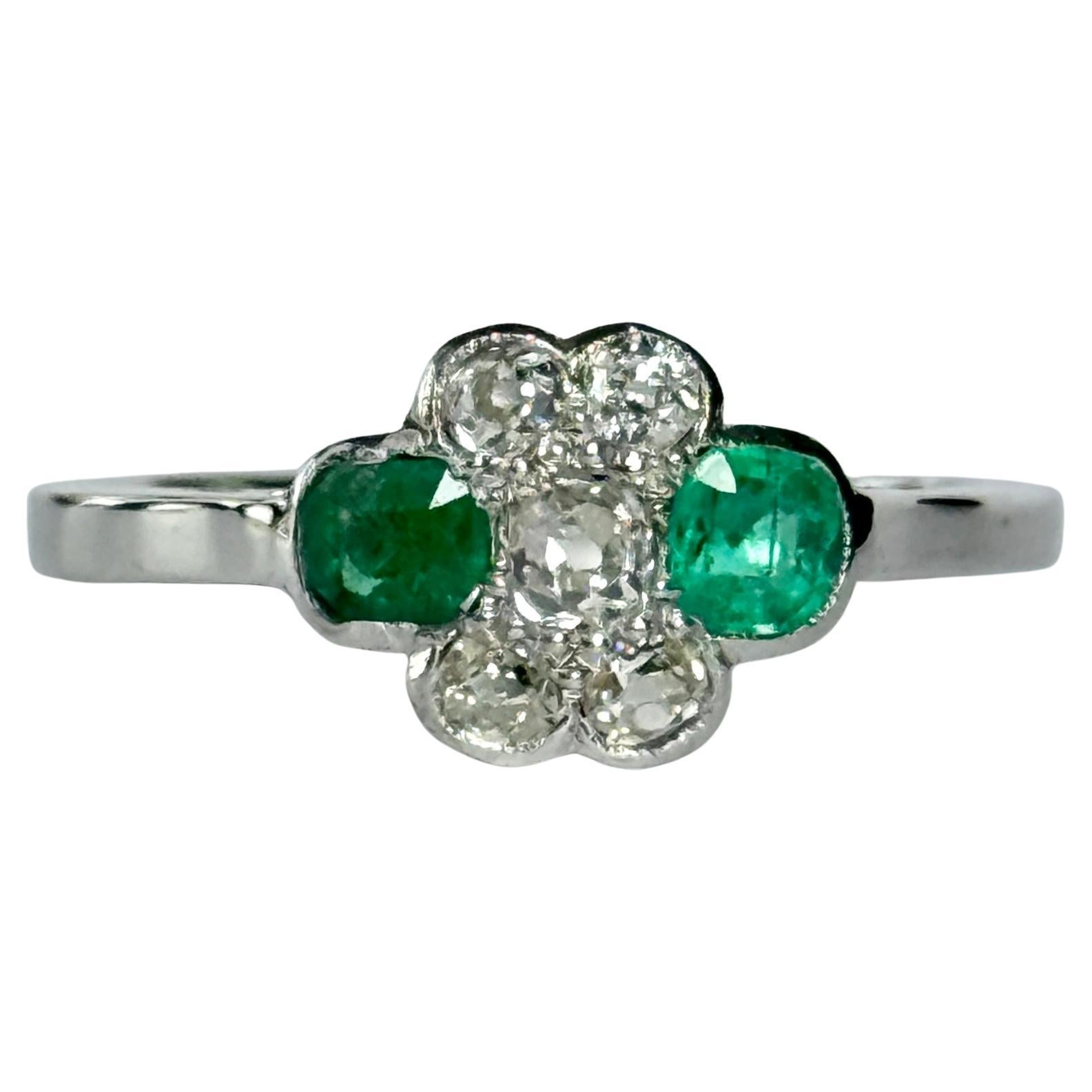 Anello Art Deco con smeraldo e diamante in oro bianco e platino da 18 carati in vendita