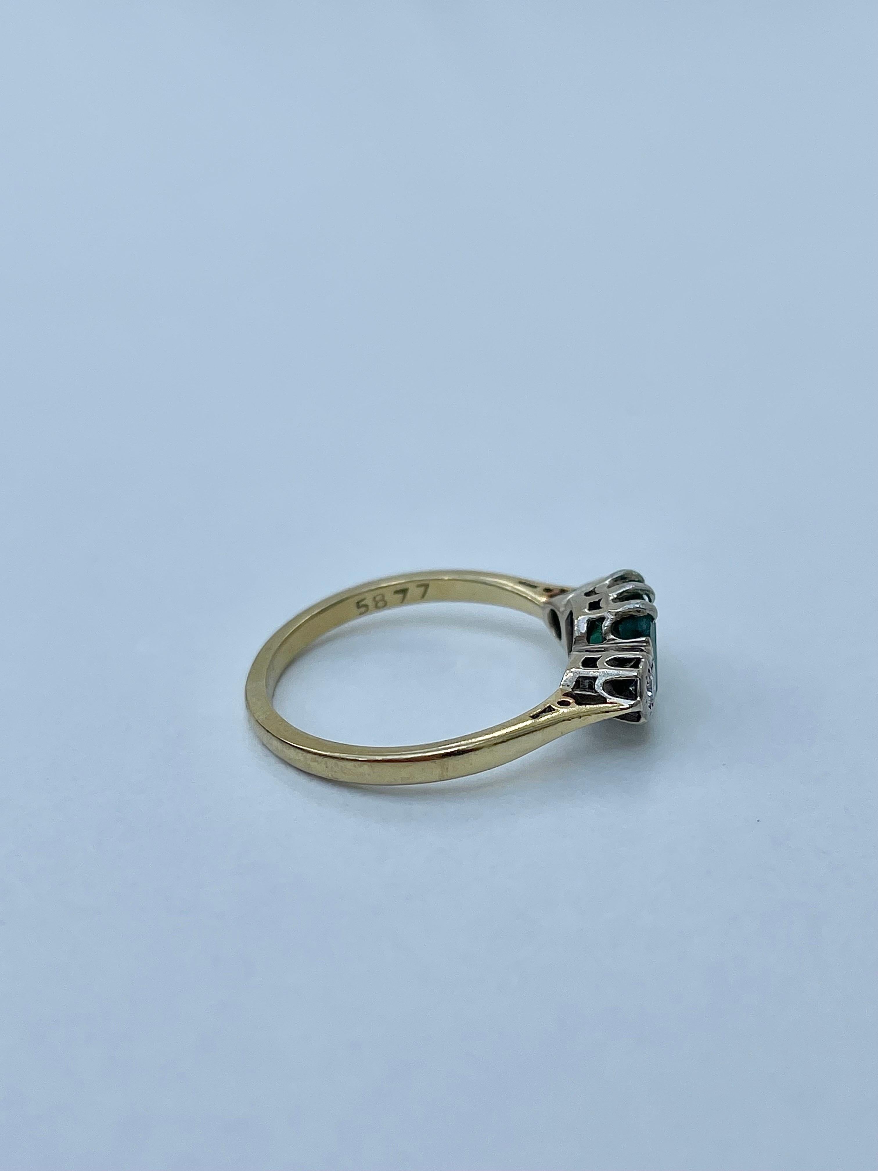 Art-Déco-Ring mit 3 Steinen, Smaragd und Diamant aus 18 Karat Gelbgold (Smaragdschliff) im Angebot