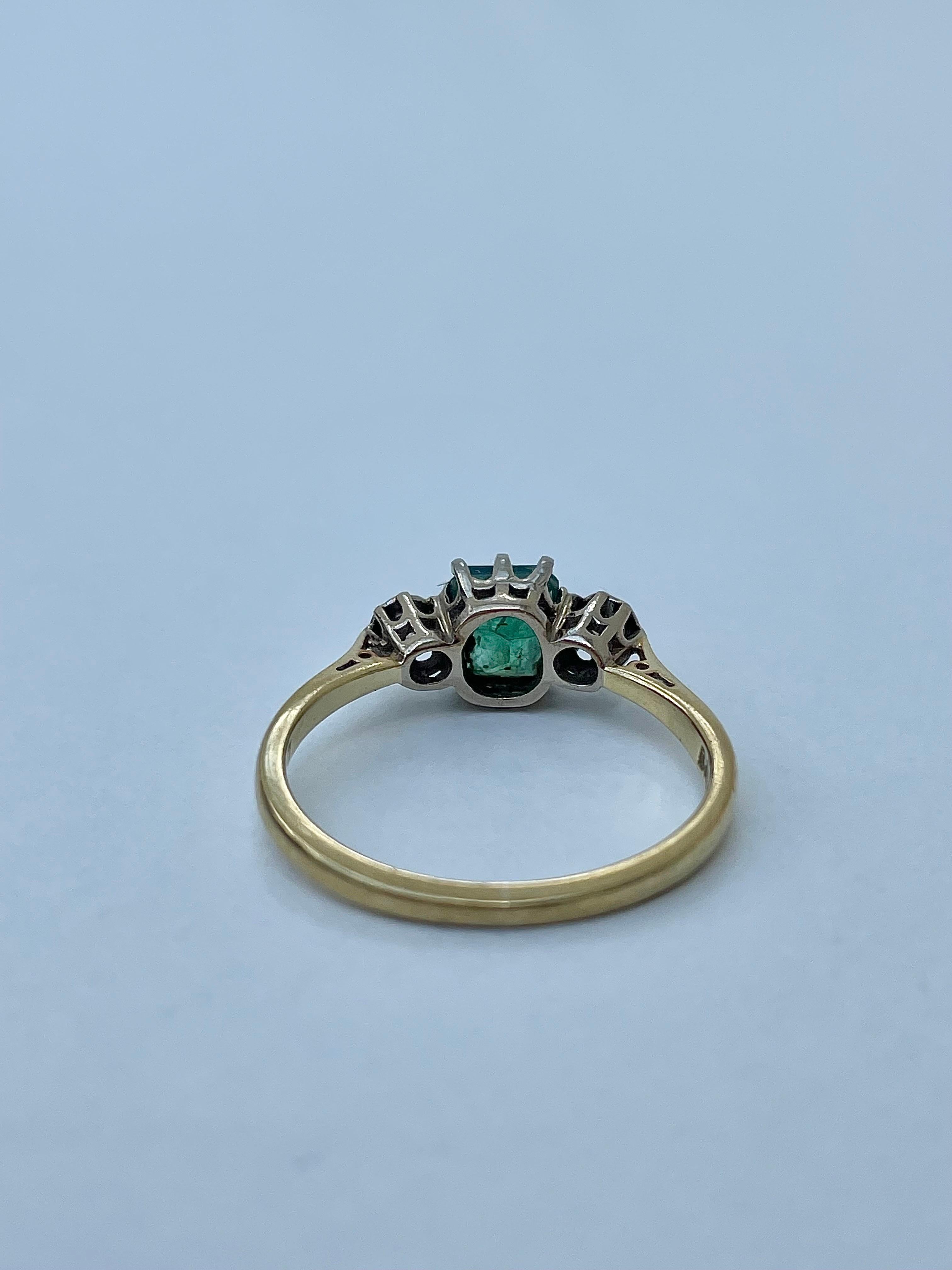 Art-Déco-Ring mit 3 Steinen, Smaragd und Diamant aus 18 Karat Gelbgold im Zustand „Gut“ im Angebot in Chipping Campden, GB