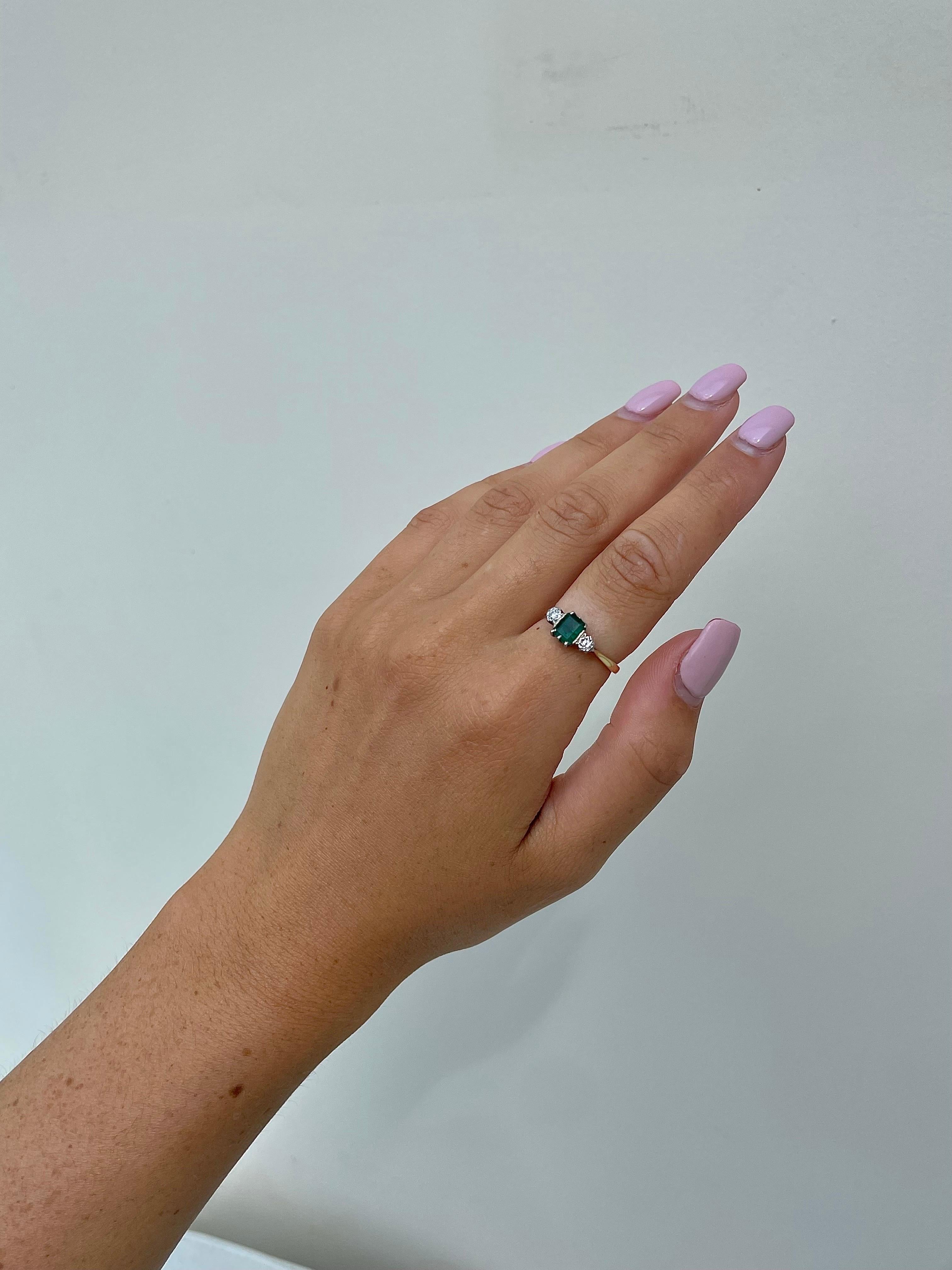 Art-Déco-Ring mit 3 Steinen, Smaragd und Diamant aus 18 Karat Gelbgold für Damen oder Herren im Angebot