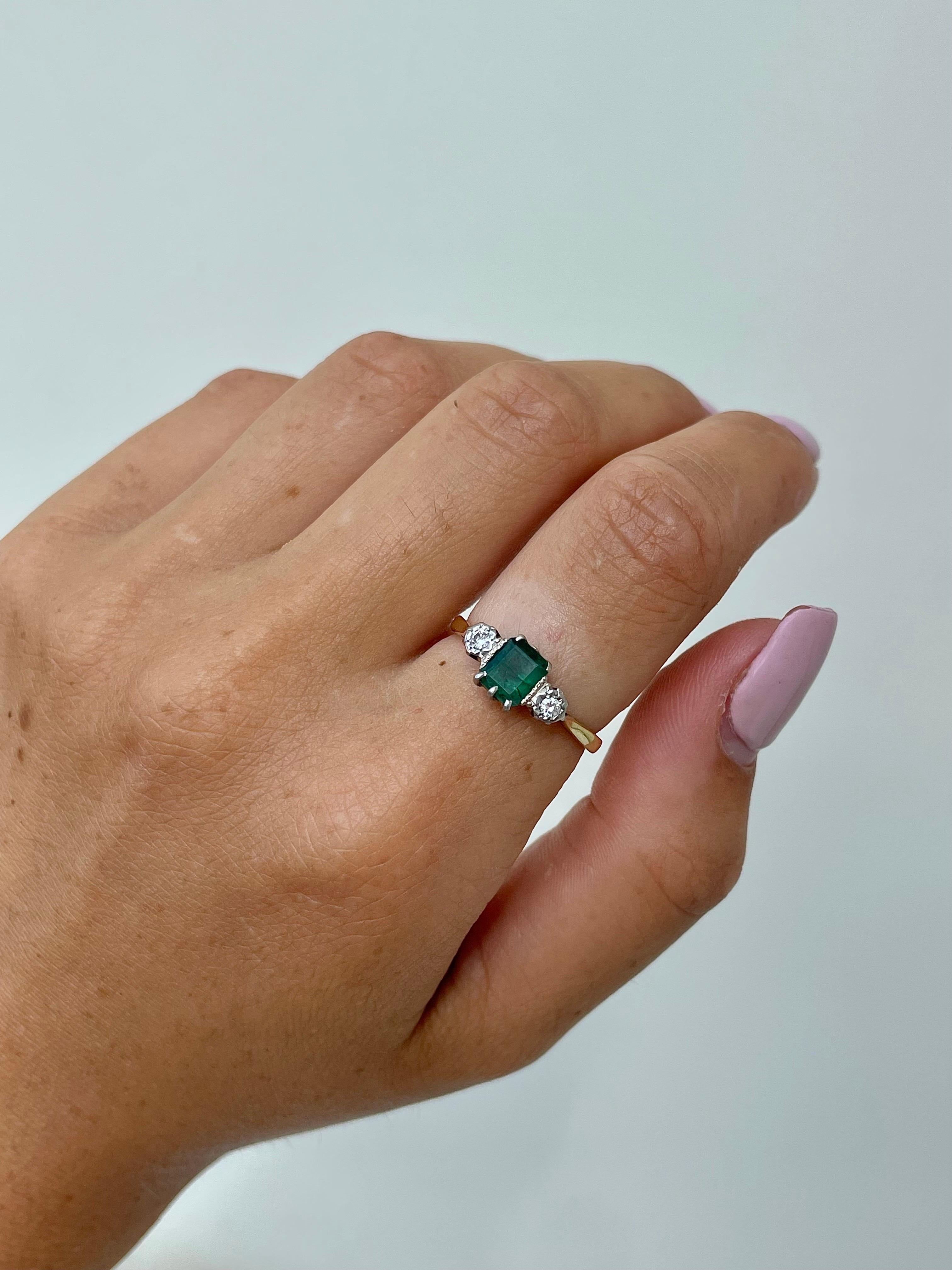 Art-Déco-Ring mit 3 Steinen, Smaragd und Diamant aus 18 Karat Gelbgold im Angebot 1