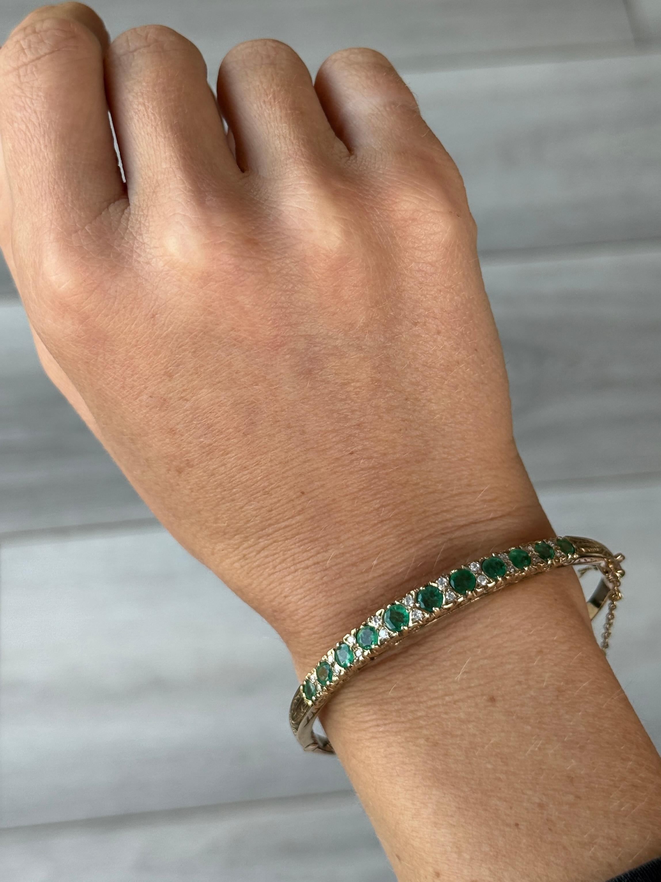 Taglio rotondo Art Deco Emerald and Diamond 9 Carat Gold Bangle in vendita