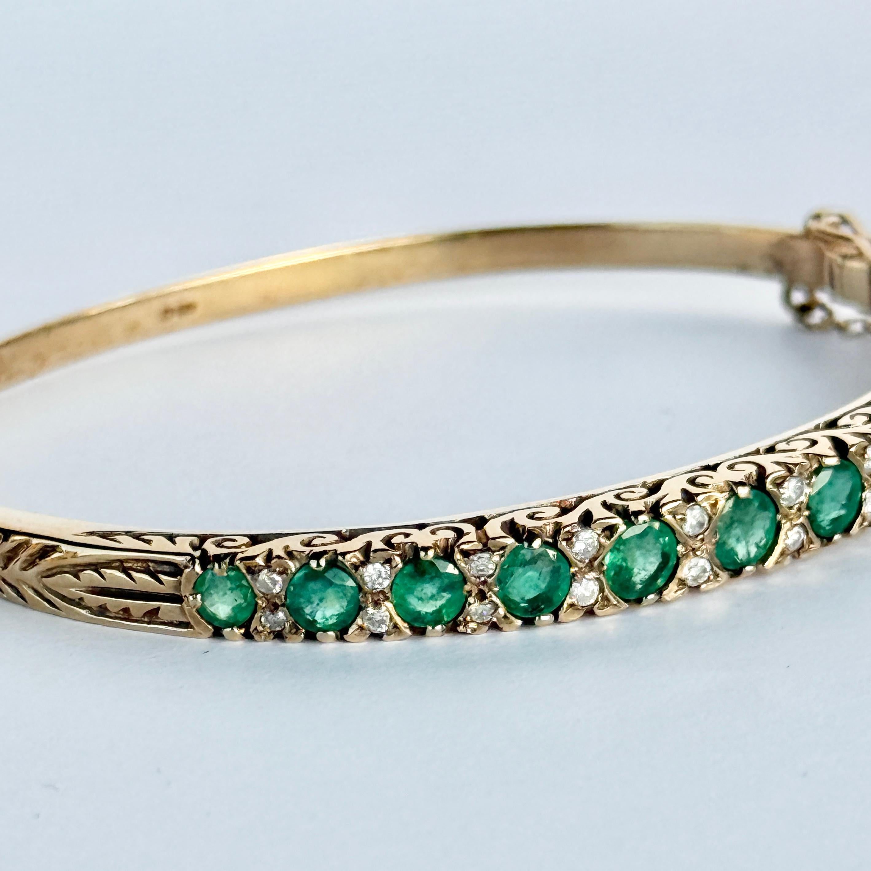 Donna Art Deco Emerald and Diamond 9 Carat Gold Bangle in vendita