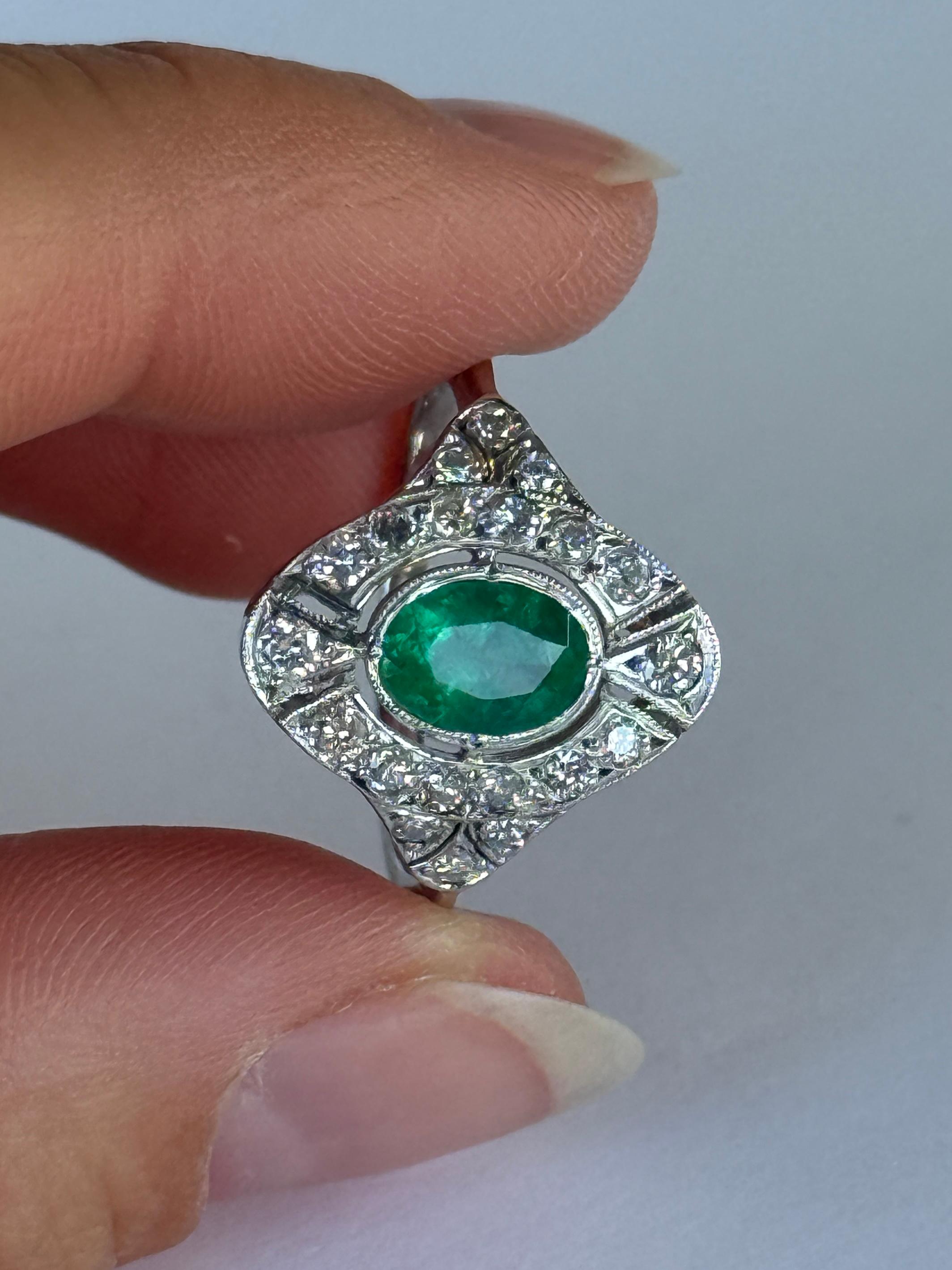 Dieser Ring ist wunderschön und enthält einen herrlichen hellen Smaragd und funkelnde Diamanten. Der Smaragd hat eine Größe von ca. 80 Pence und der Diamant eine Größe von ca. 65 Pence.

Ringgröße: N 1/2 oder 7 
Cluster Abmessungen: