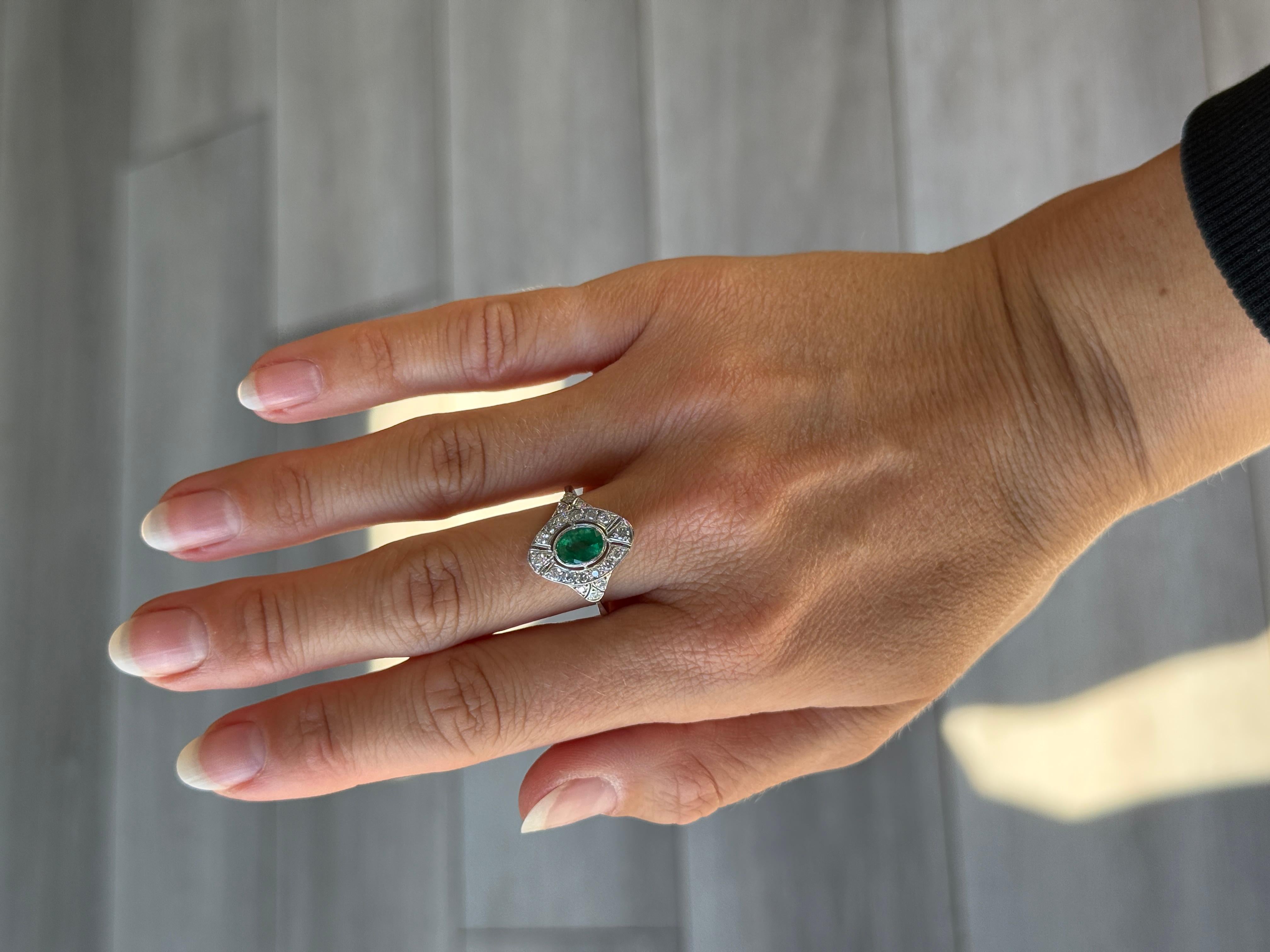 Art Deco Smaragd und Diamant und Platin Cluster Panel Ring (Smaragdschliff) im Angebot