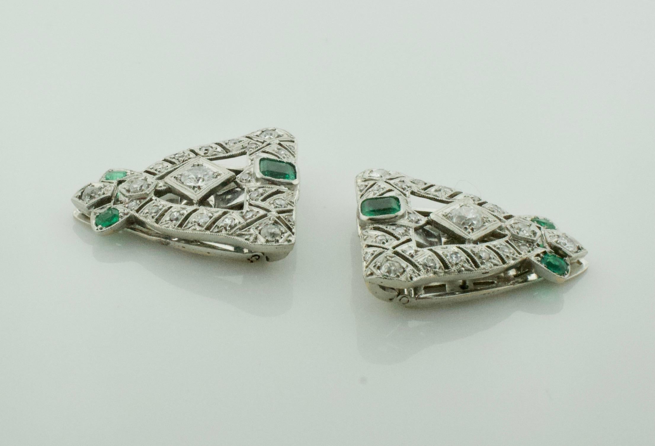 Broche Art Decó de esmeraldas y diamantes circa años 20 en platino en Excelente estado para la venta en Wailea, HI
