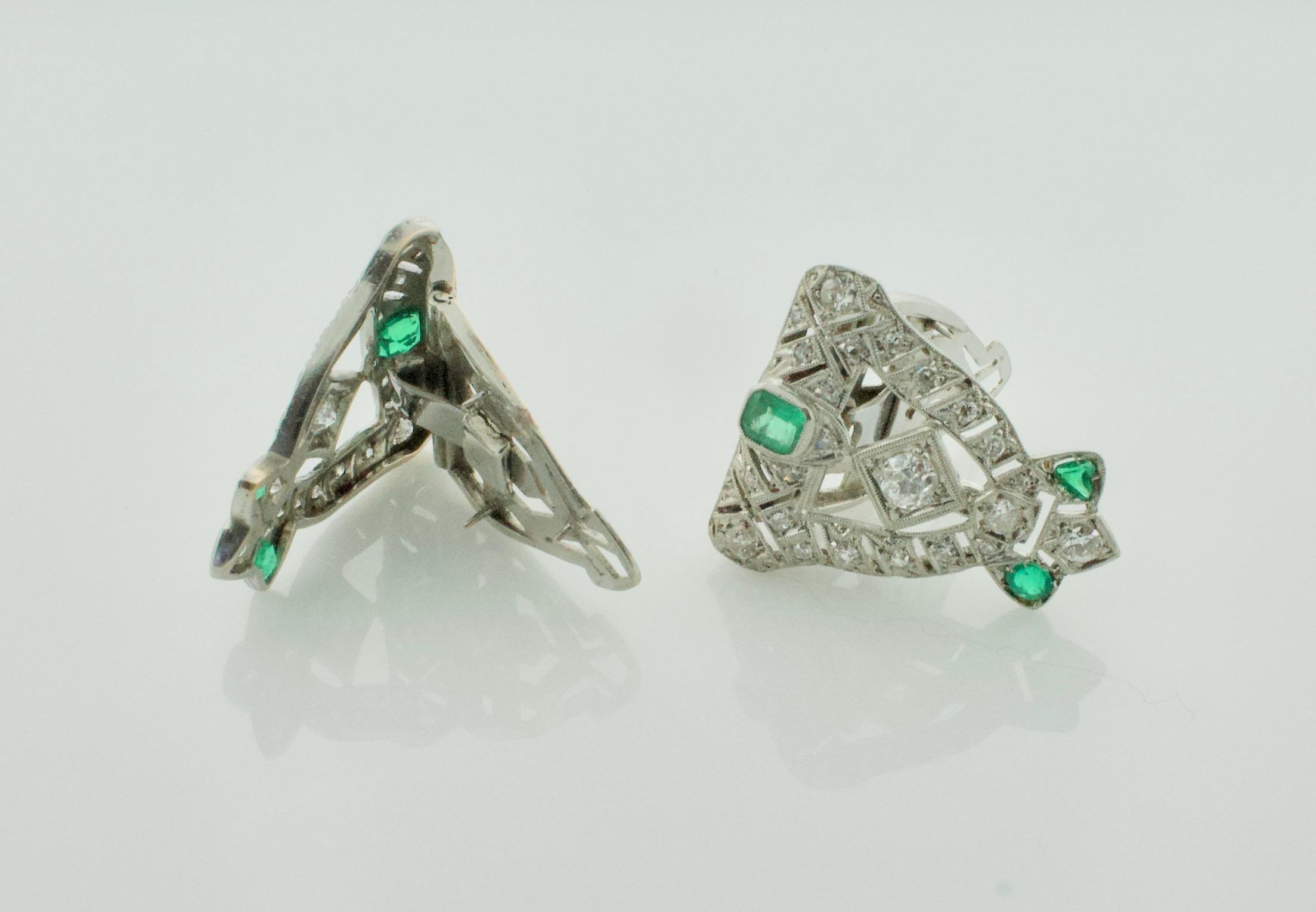 Broche Art Decó de esmeraldas y diamantes circa años 20 en platino en venta 1