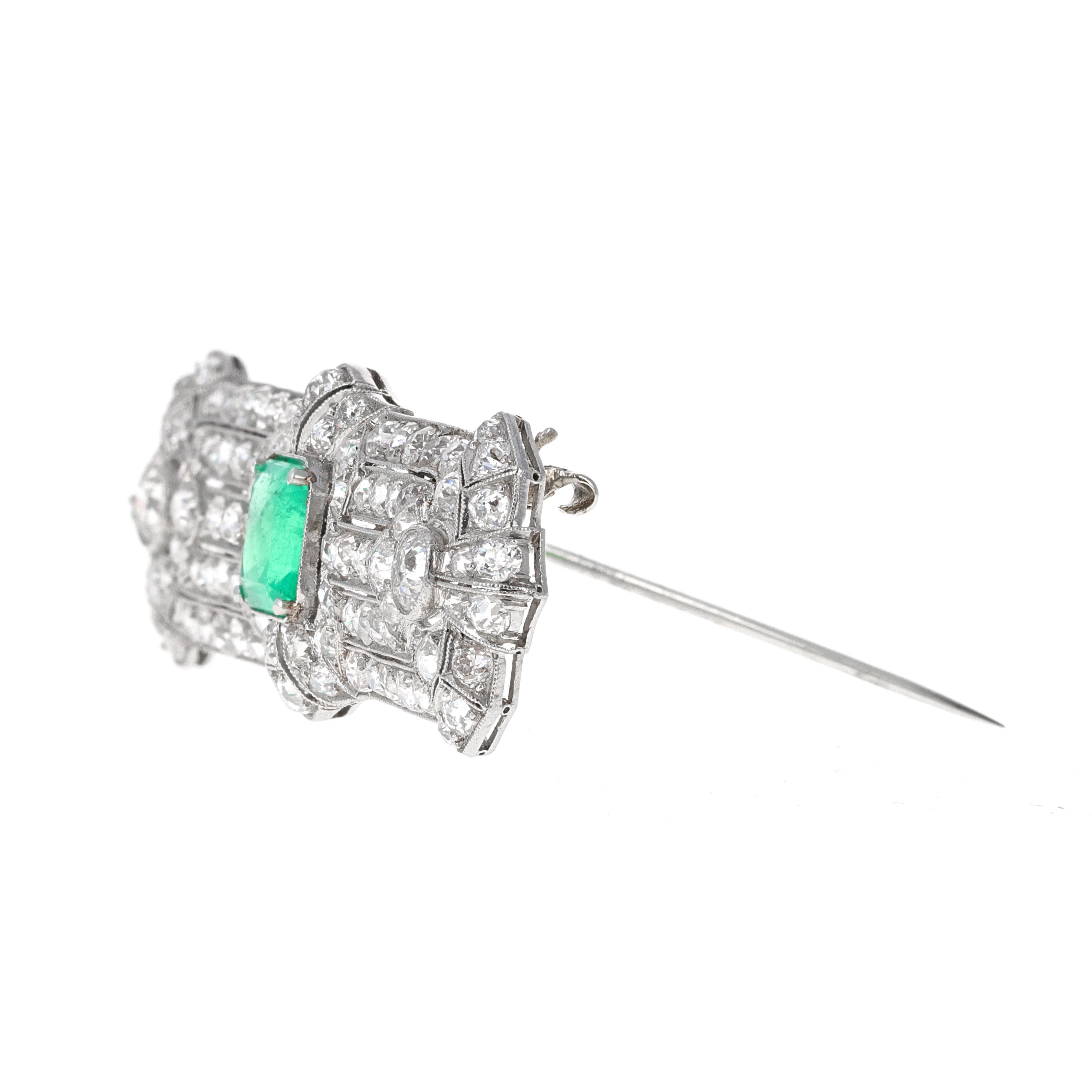 Art Deco Brosche mit Smaragd und Diamanten (Art déco) im Angebot