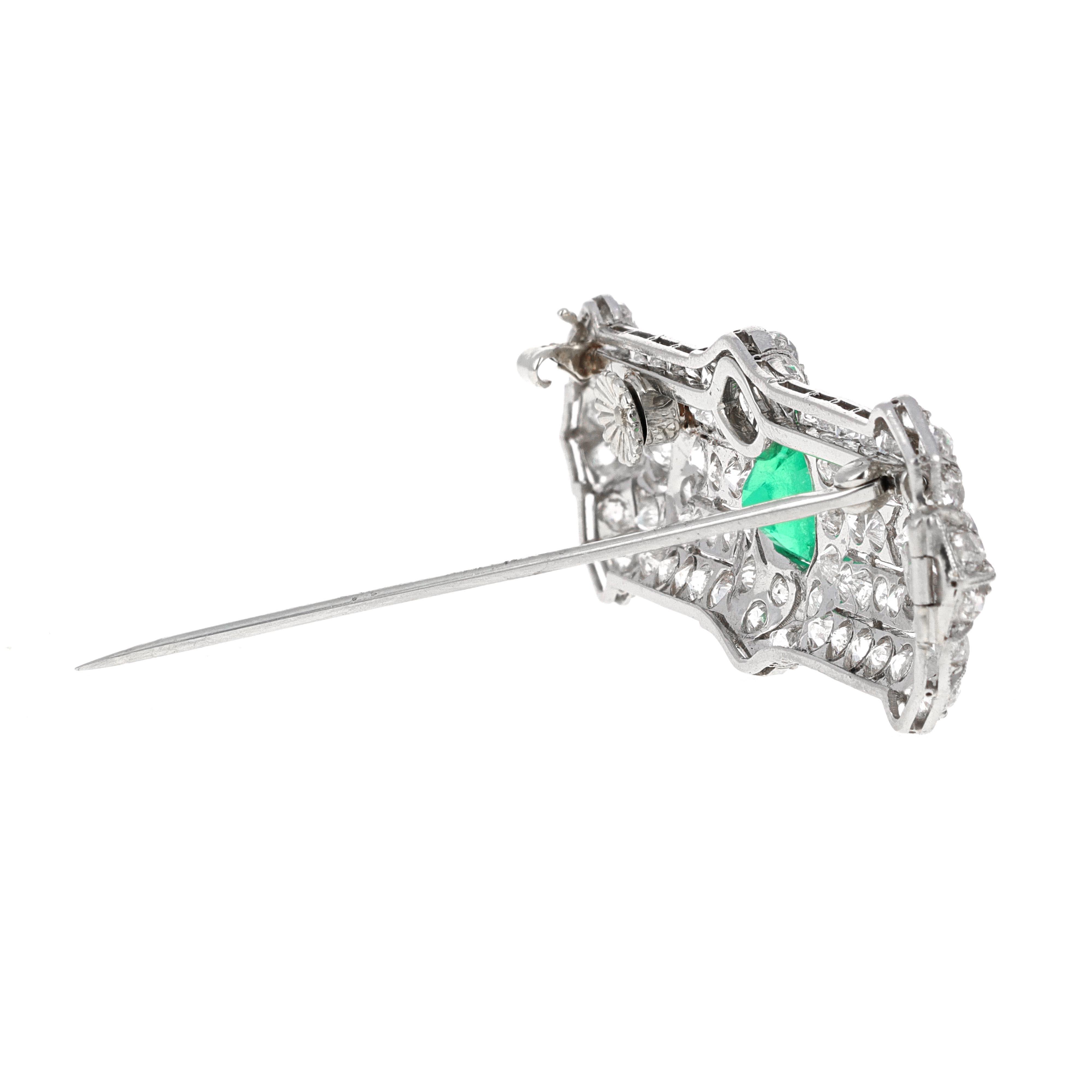 Art Deco Brosche mit Smaragd und Diamanten (Smaragdschliff) im Angebot