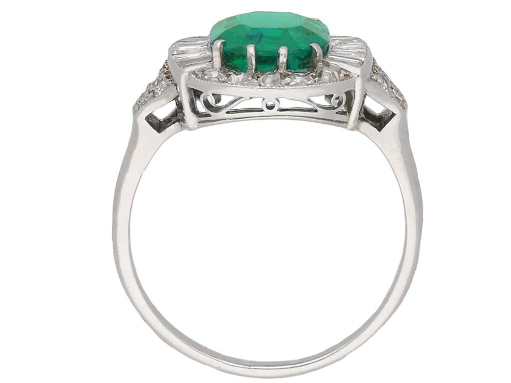 Art Deco Smaragd- und Diamant-Cluster-Ring, um 1925 (Art déco) im Angebot