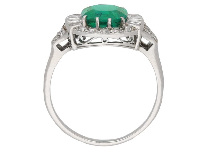 Art Deco Emerald and Diamond Cluster Ring, circa 1925 For Sale at 1stDibs