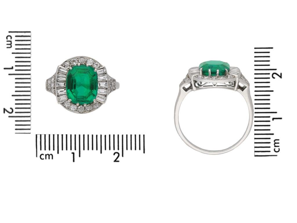 Anillo Art Déco de Esmeralda y Racimo de Diamantes, circa 1925 Corte cojín antiguo en venta