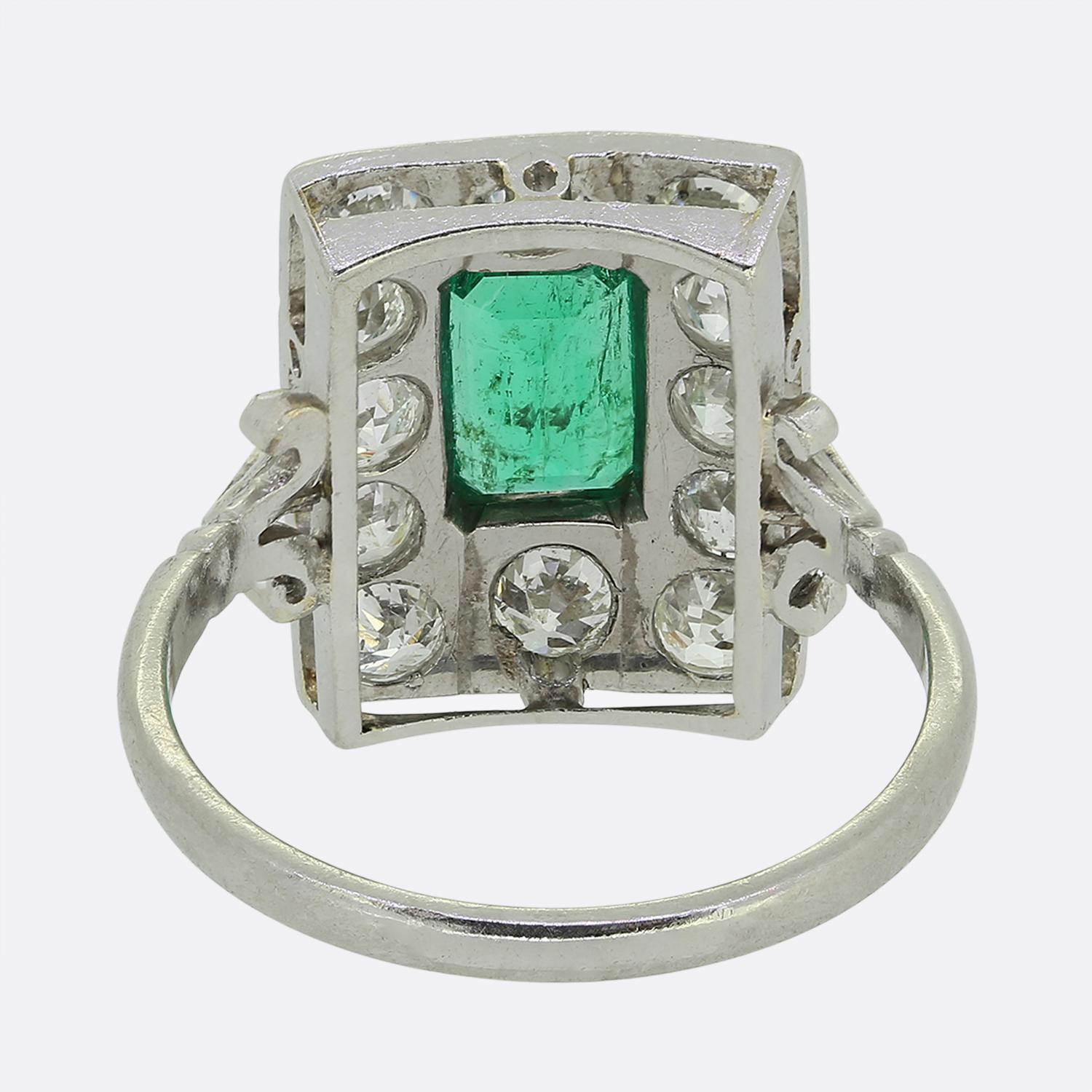 Art Deco Cluster-Ring mit Smaragd und Diamant (Smaragdschliff) im Angebot