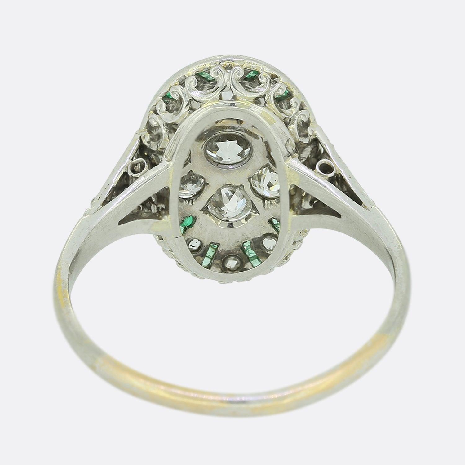 Art Deco Emerald and Diamond Cluster Ring In Good Condition For Sale In London, GB