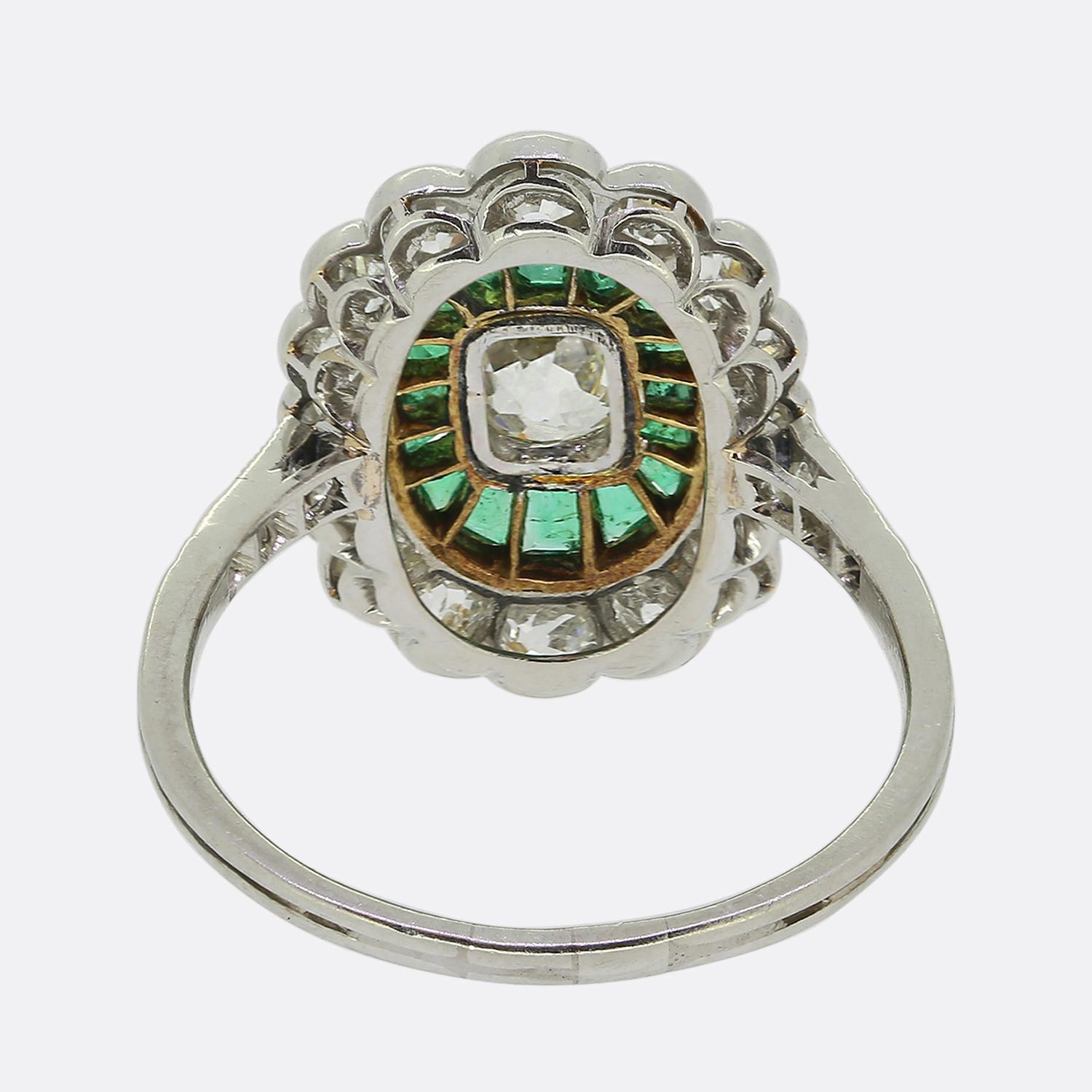 Art Deco Cluster-Ring mit Smaragd und Diamant (Antiker Kissenschliff) im Angebot