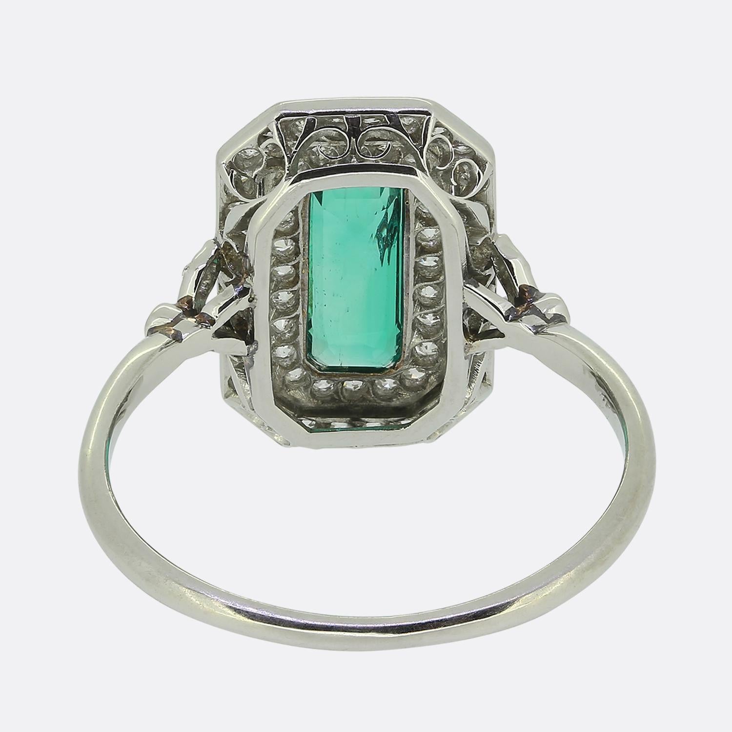 Art Deco Emerald and Diamond Cluster Ring In Good Condition For Sale In London, GB