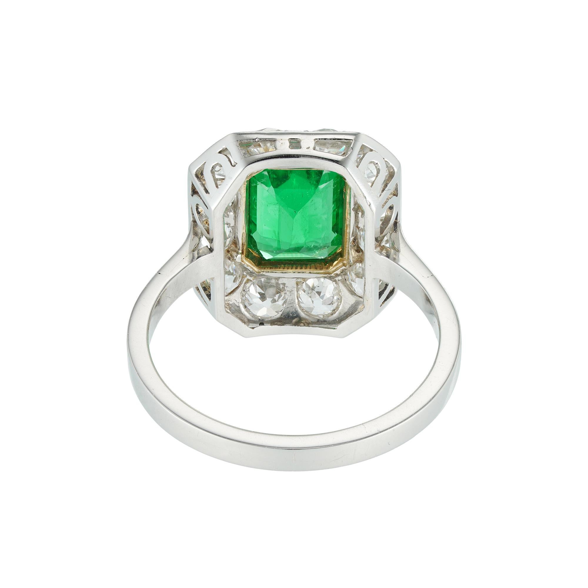 Art Deco GCS Certified 1.22 Carat Columbian Emerald and Diamond Cluster Ring In Excellent Condition In London, GB