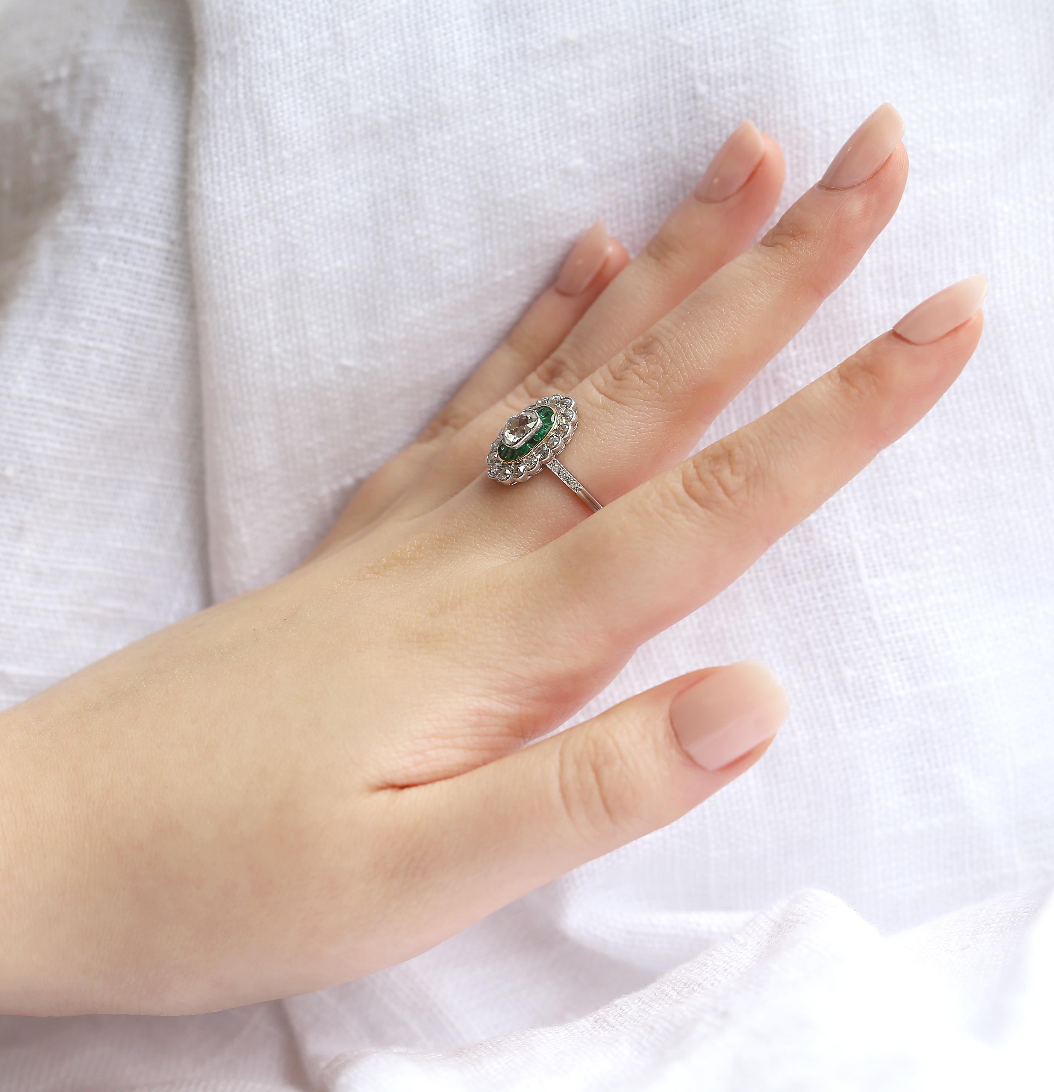 Art Deco Cluster-Ring mit Smaragd und Diamant im Zustand „Gut“ im Angebot in London, GB