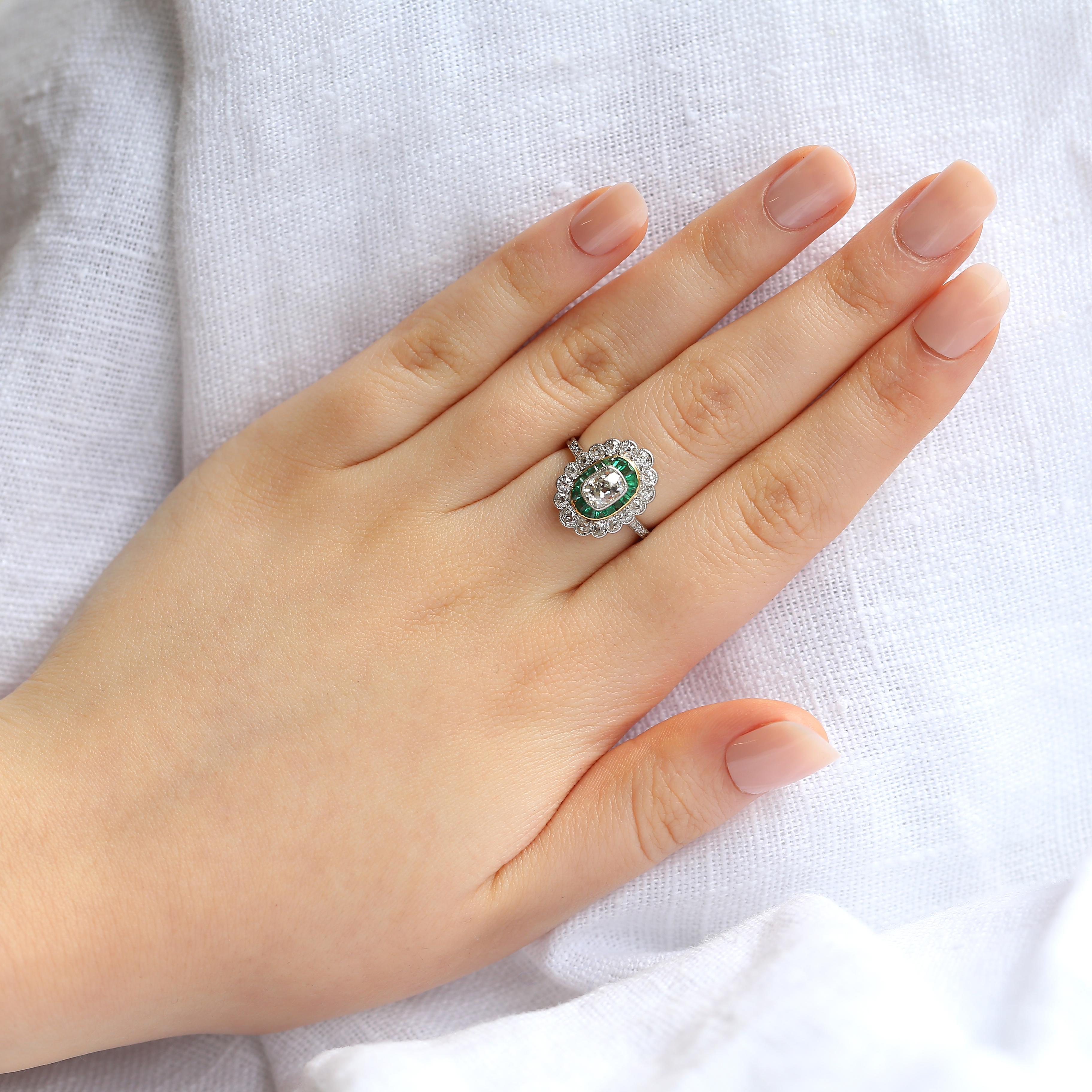 Art Deco Cluster-Ring mit Smaragd und Diamant für Damen oder Herren im Angebot