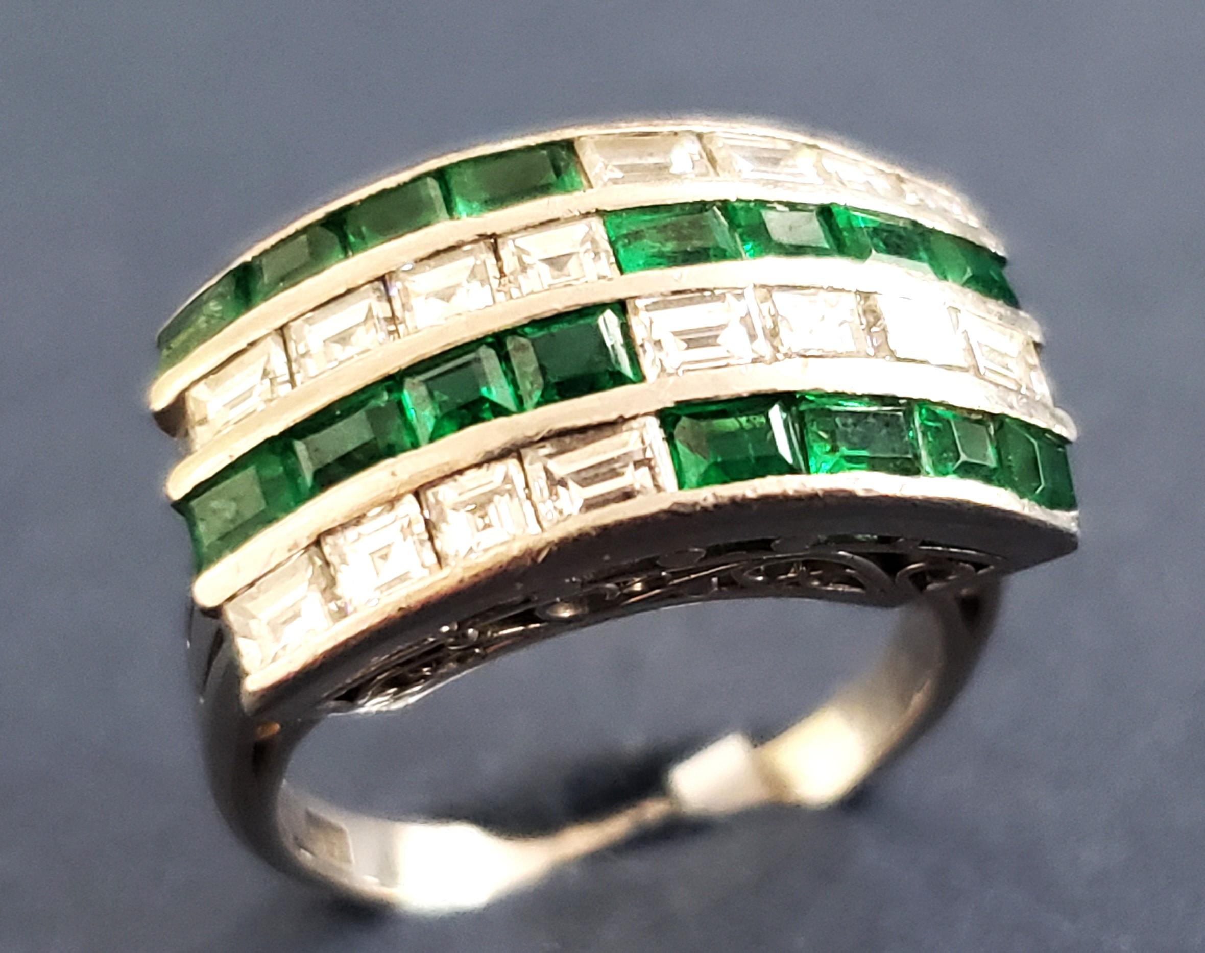 Art Deco Emerald and Diamond Cocktail Ring 18K s-6 In Good Condition For Sale In Chicago, IL