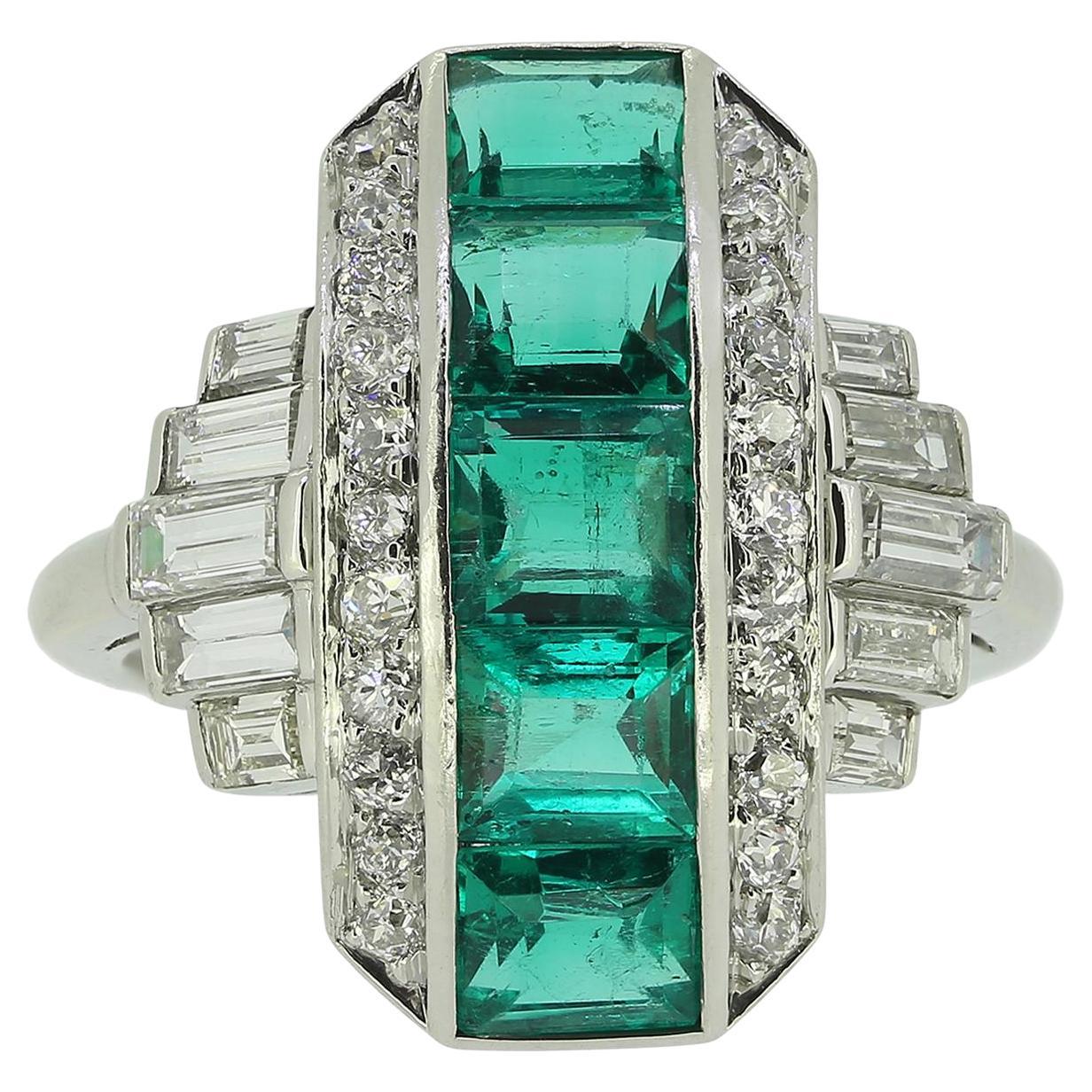 Art Deco Smaragd und Diamant Kleiderring im Angebot