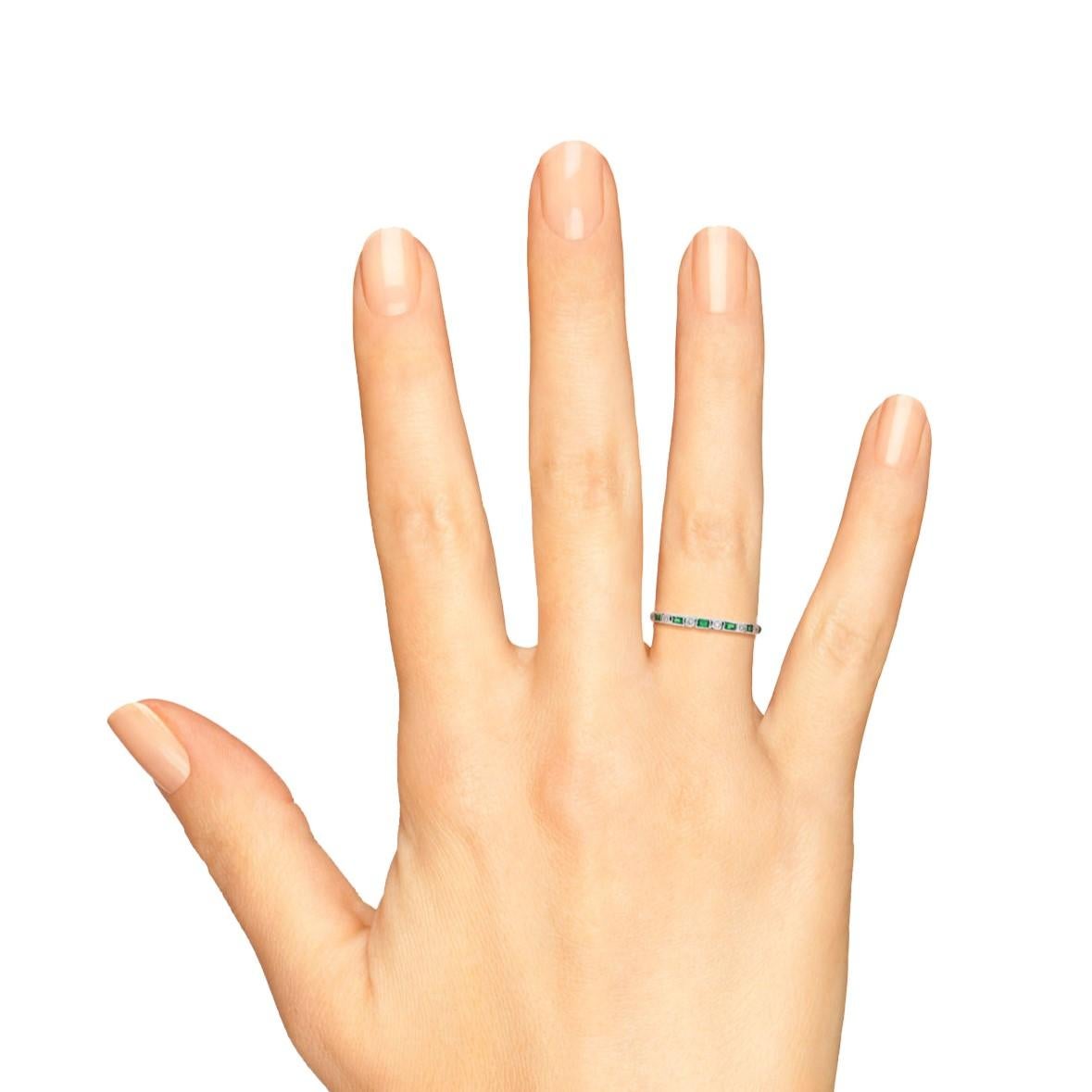 Anneau d'éternité en émeraude et diamant et boucles d'oreilles pendantes en or 14K Art Déco Neuf - En vente à Bangkok, TH