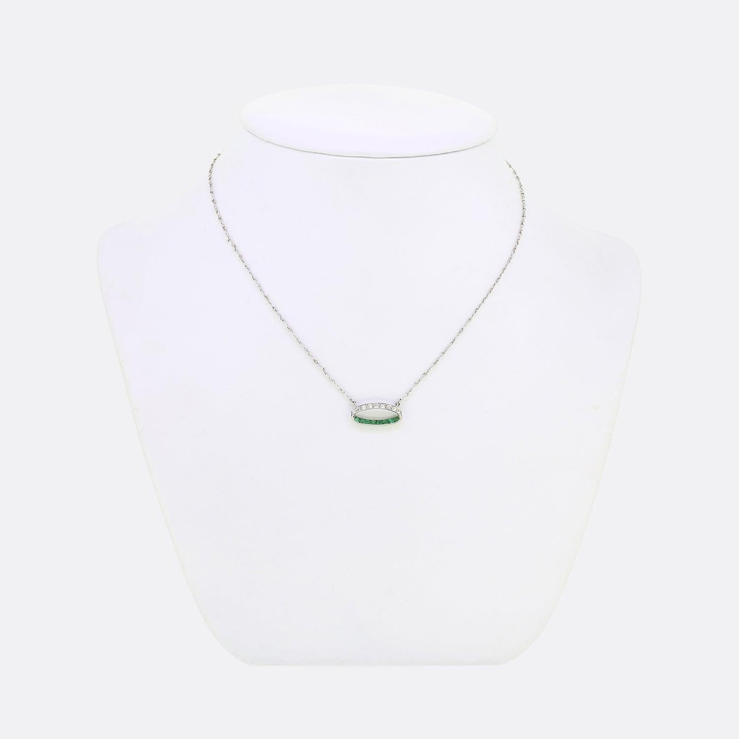 Ecco un'affascinante collana risalente ai primi anni del XX secolo. Realizzato in platino, questo elegante ciondolo presenta una struttura aperta di forma ovale e ospita una fila superiore di diamanti rotondi sfaccettati e una fila inferiore di