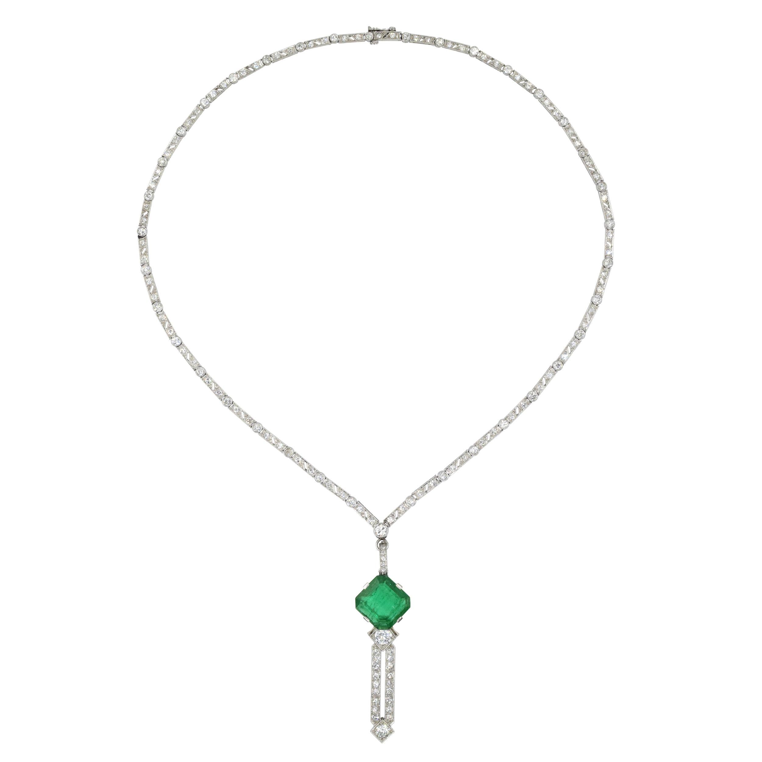 Platin-, Smaragd- und Diamant-Halskette mit abnehmbarem Anhänger, mit geschliffenen Ecken
quadratischer Smaragd ca. 3,90 Karat, 3 Diamanten im alten europäischen Schliff ca.
0.65 Karat, alte europäische Diamanten, Übergangsdiamanten und Diamanten im