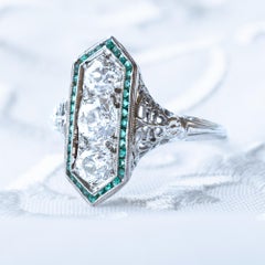 Anillo Art Déco con Esmeralda y Placa de Diamantes, 1,36 quilates de diamantes talla europea antigua