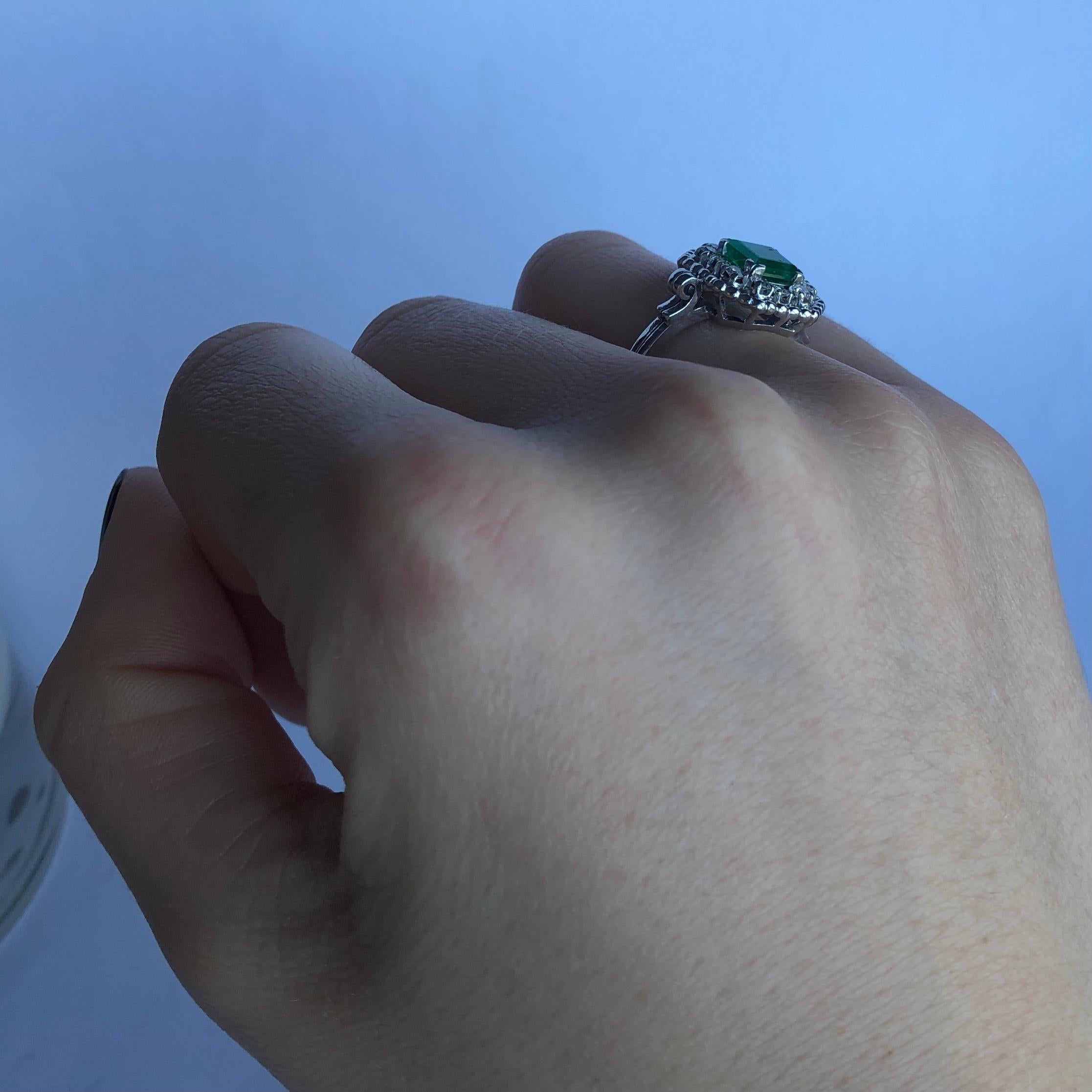 Art Deco Emerald and Diamond Platinum Cluster Ring For Sale 1