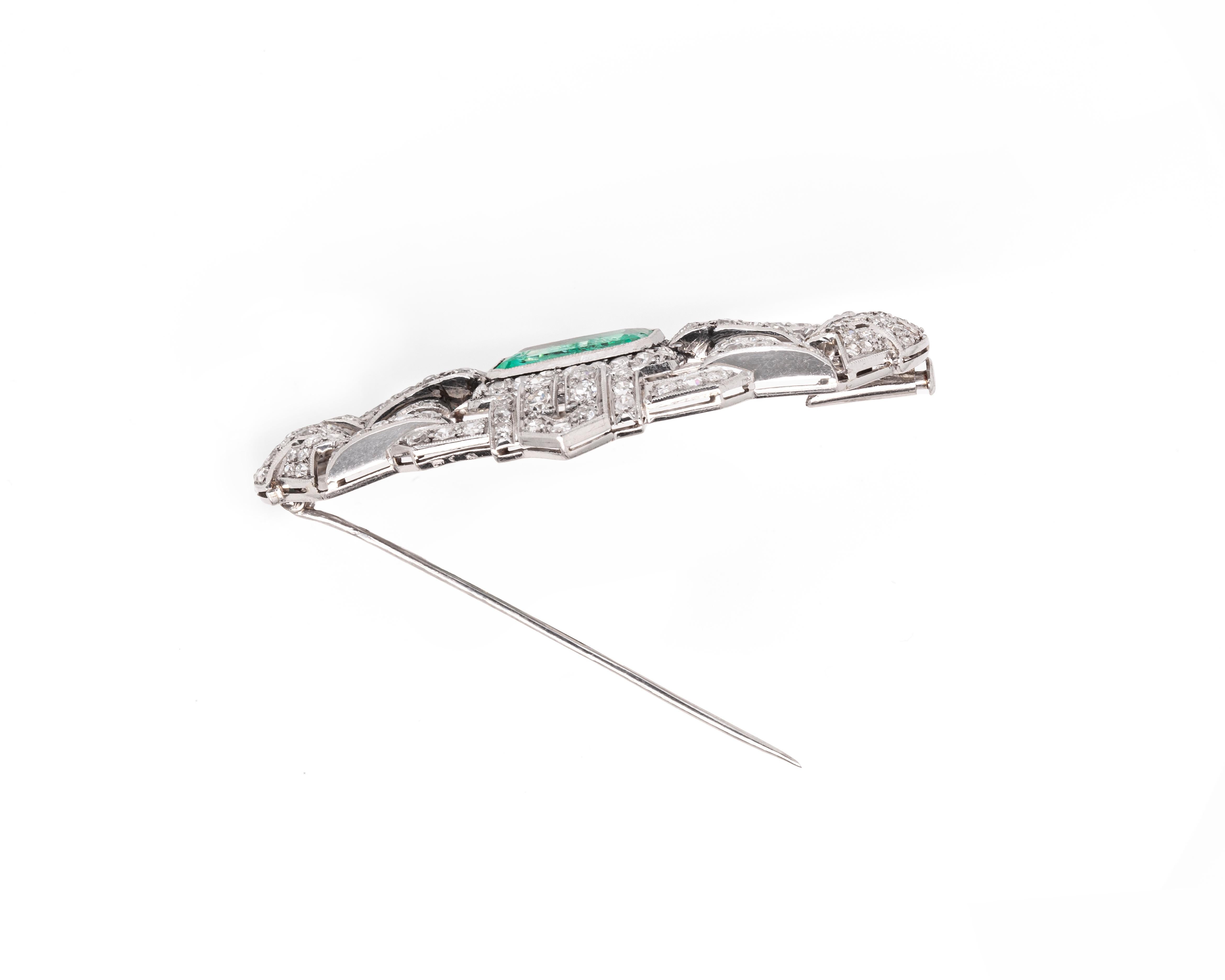 Art Deco Emerald and Diamond Platinum Plaque Brooch In Good Condition For Sale In London, GB