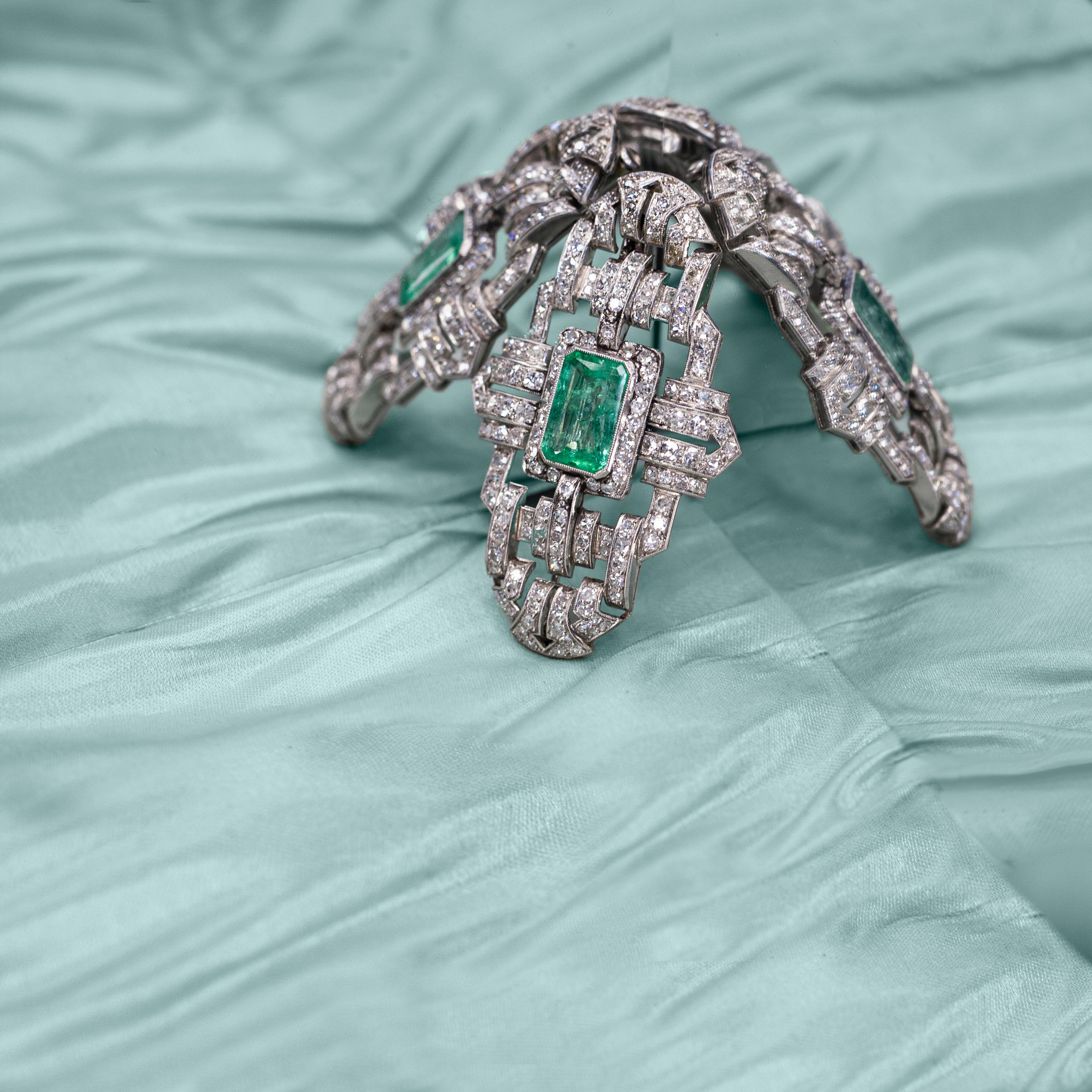 Art Deco Emerald and Diamond Platinum Plaque Brooch For Sale 2