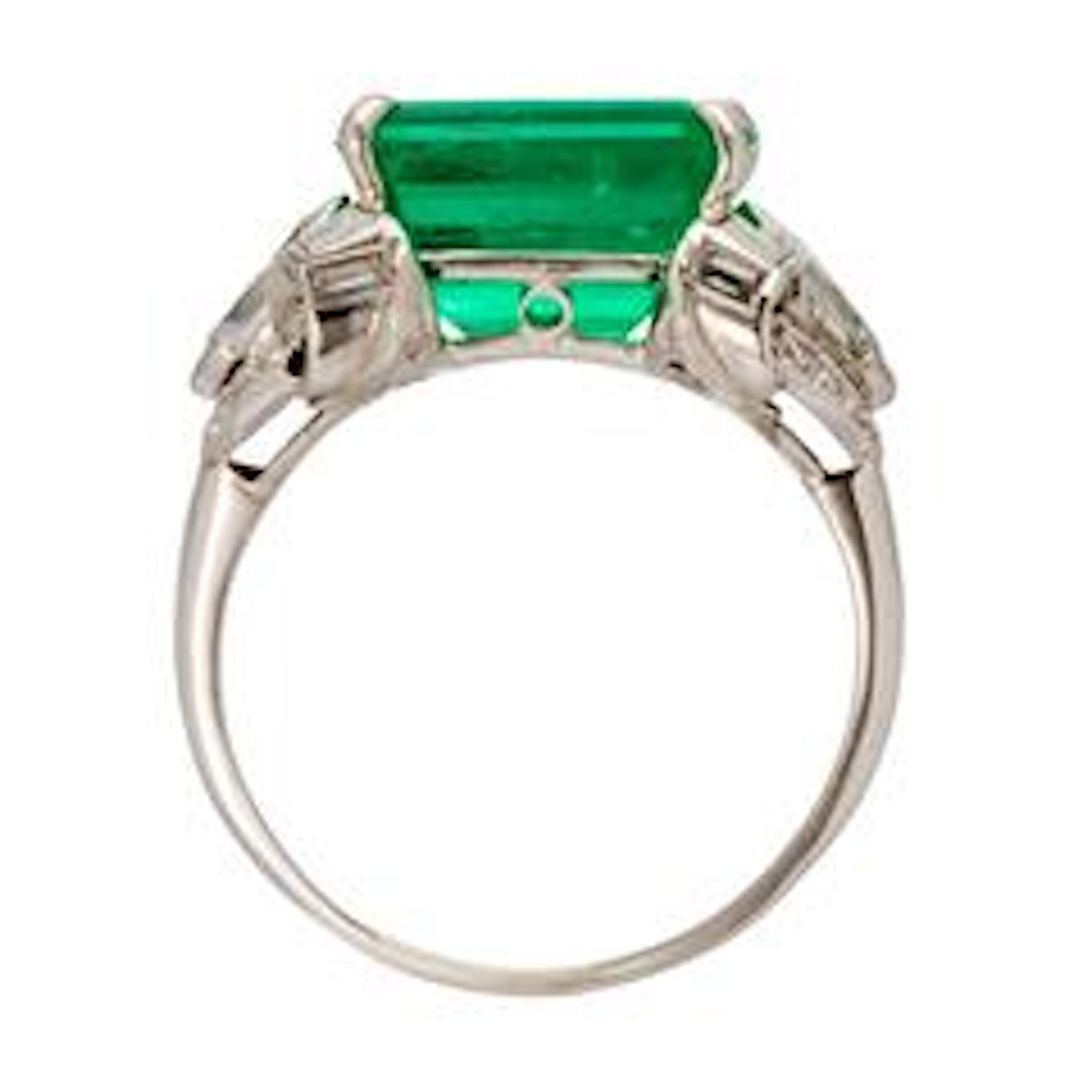 Art Deco Emerald and Diamond Platinum Ring In Excellent Condition For Sale In Beverly Hills, CA