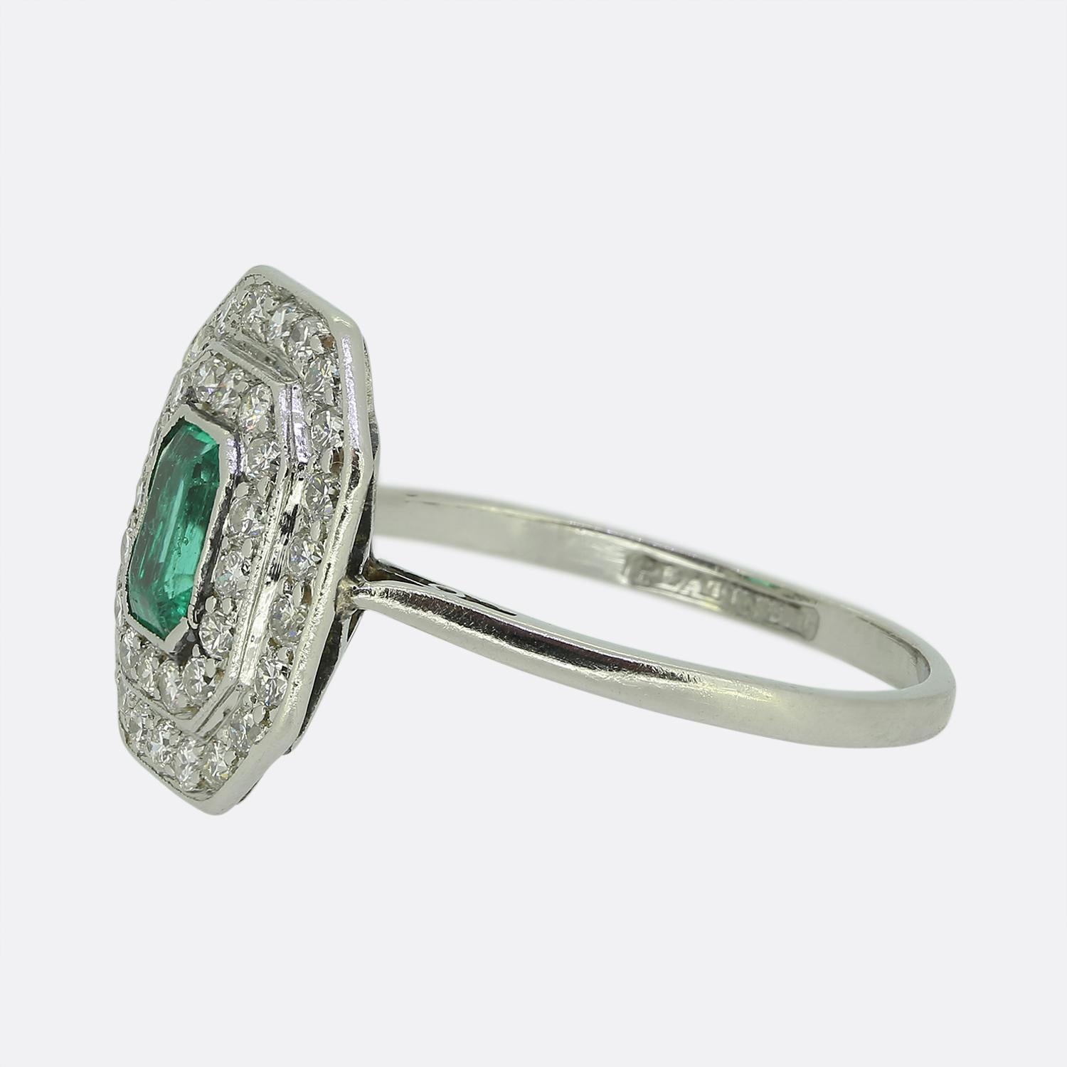 Hier haben wir einen wunderbaren Clusterring aus einer Zeit, in der der Art-Déco-Stil weltweit an der Spitze des Designs stand. Dieser Platinschmuck ist mit einem einzelnen Smaragd im Smaragdschliff versehen, der einen elektrisch grünen Farbton