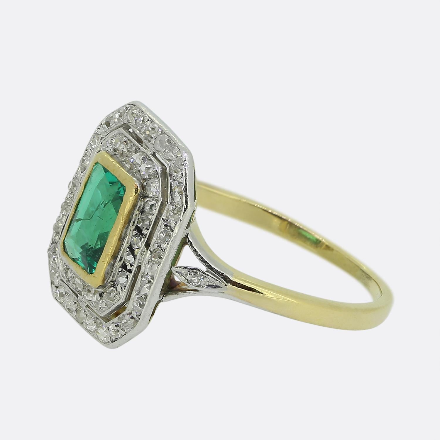 Hier haben wir einen bezaubernden Smaragd- und Diamantring, der zu einer Zeit gefertigt wurde, als das Art Deco auf dem Höhepunkt des Weltdesigns war. In der Mitte des Gesichts befindet sich ein leuchtend grüner Smaragd, der von einer zarten